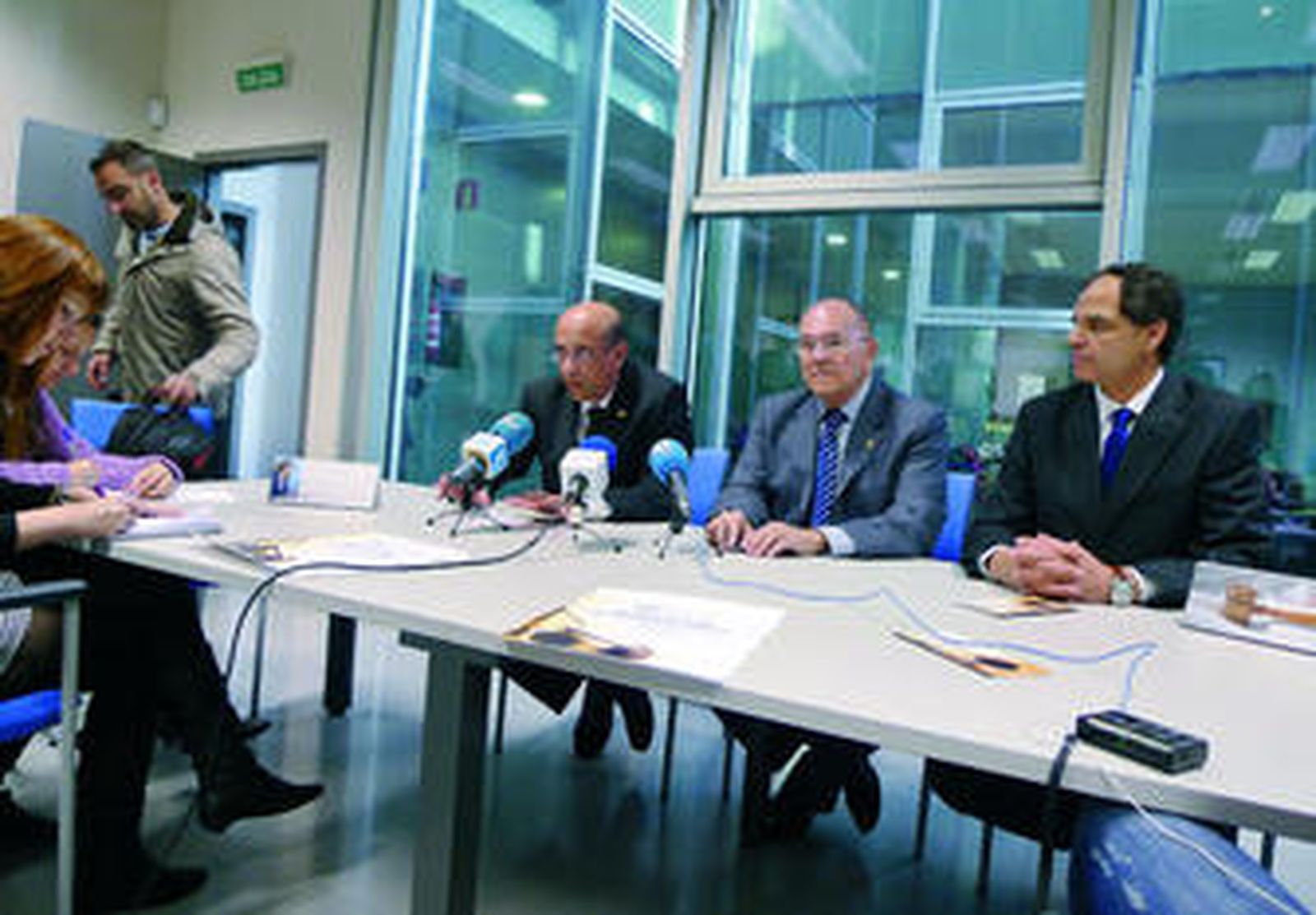 Eduardo Ruiz, Agustín del Castillo y Rafael Pozo presentaron ayer la oficina que se inaugura hoy en la Ciudad de la Justicia.