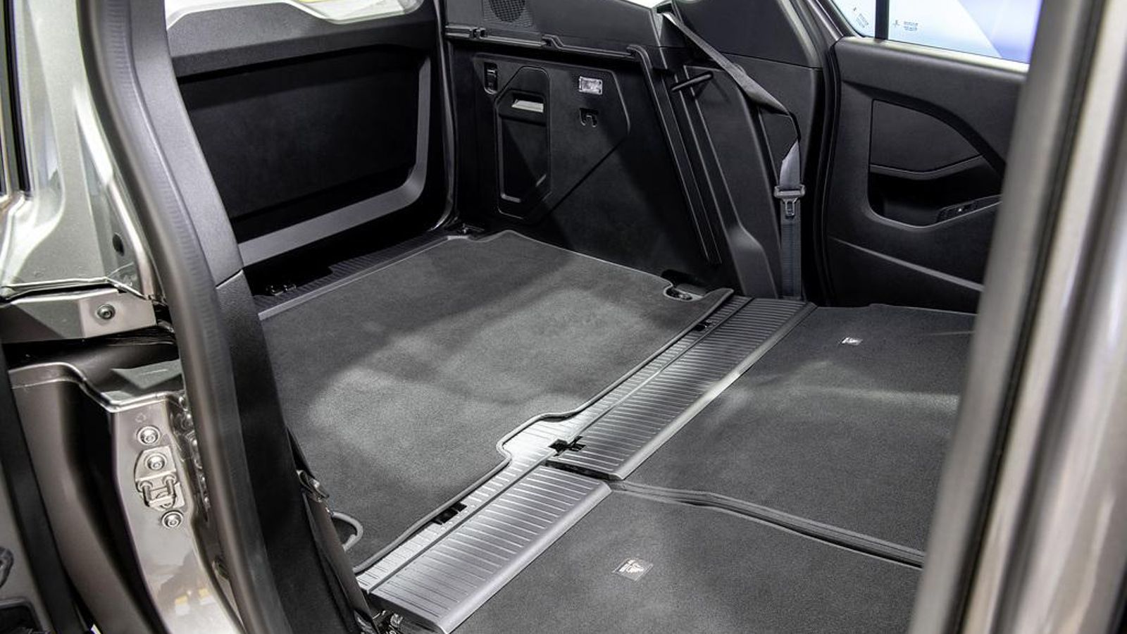 El movimiento de la banqueta hacia abajo simultáneo al abatimiento del respaldo permite dar una continuidad plana al maletero.