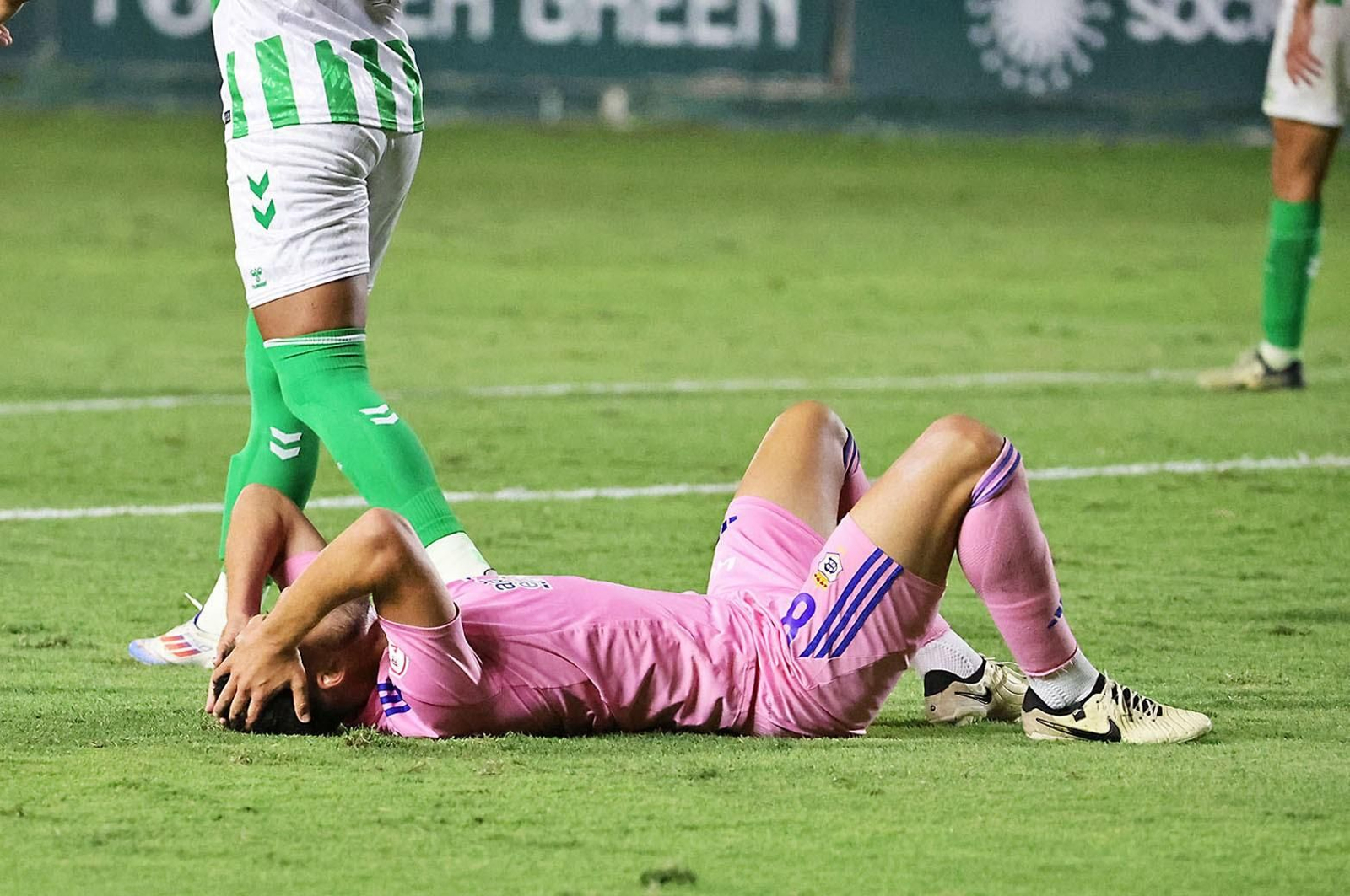 Luis Alcalde se lamenta sobre el césped de la Ciudad Deportiva Luis del Sol.