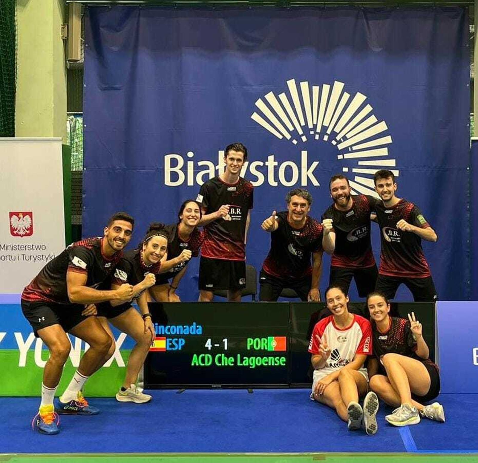 El equipo de Bádminton Rinconada celebrando la victoria y el pase a cuartos.