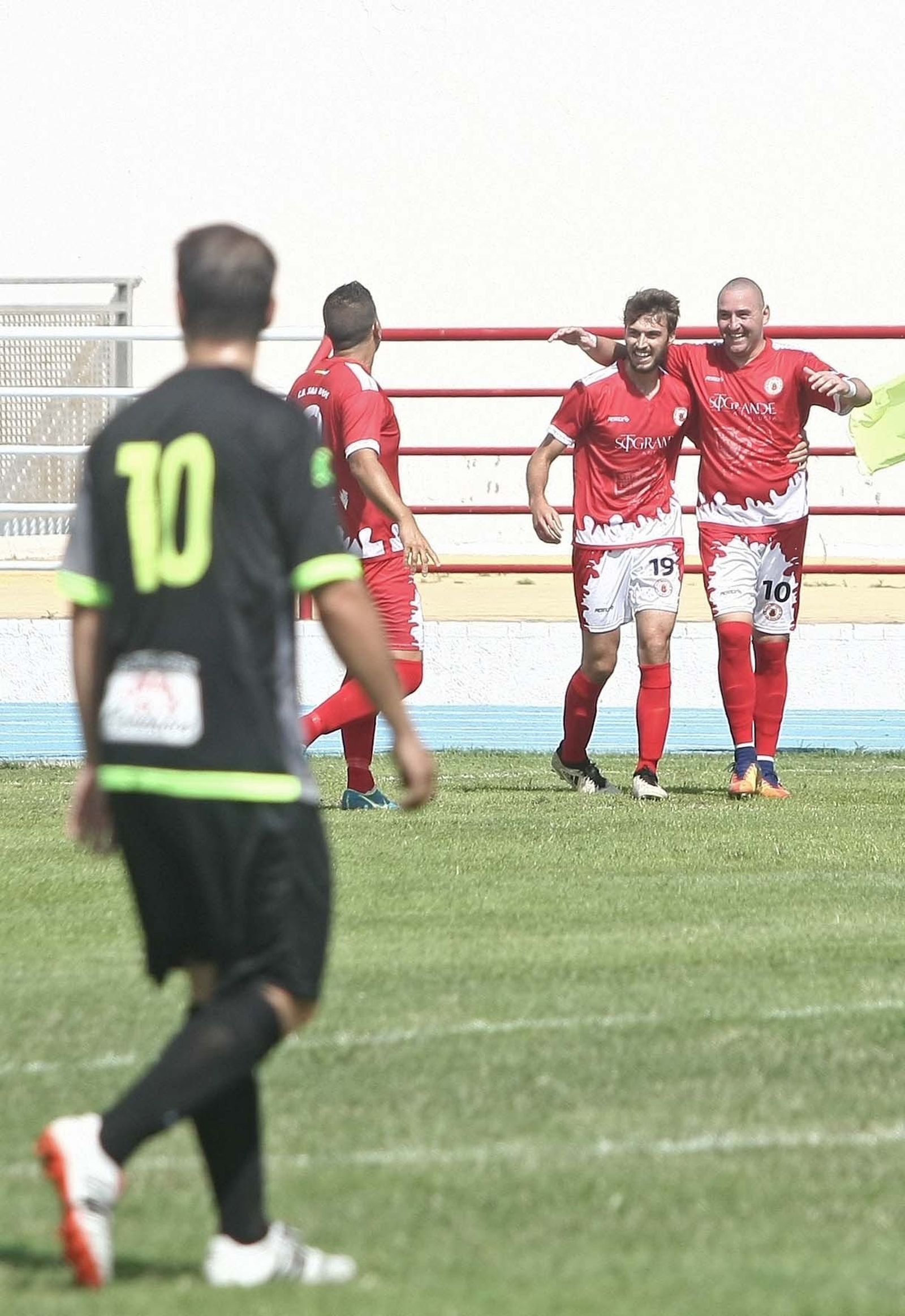 Copi (10) celebra el 1-0 junto a Romero (19) y Fiera.