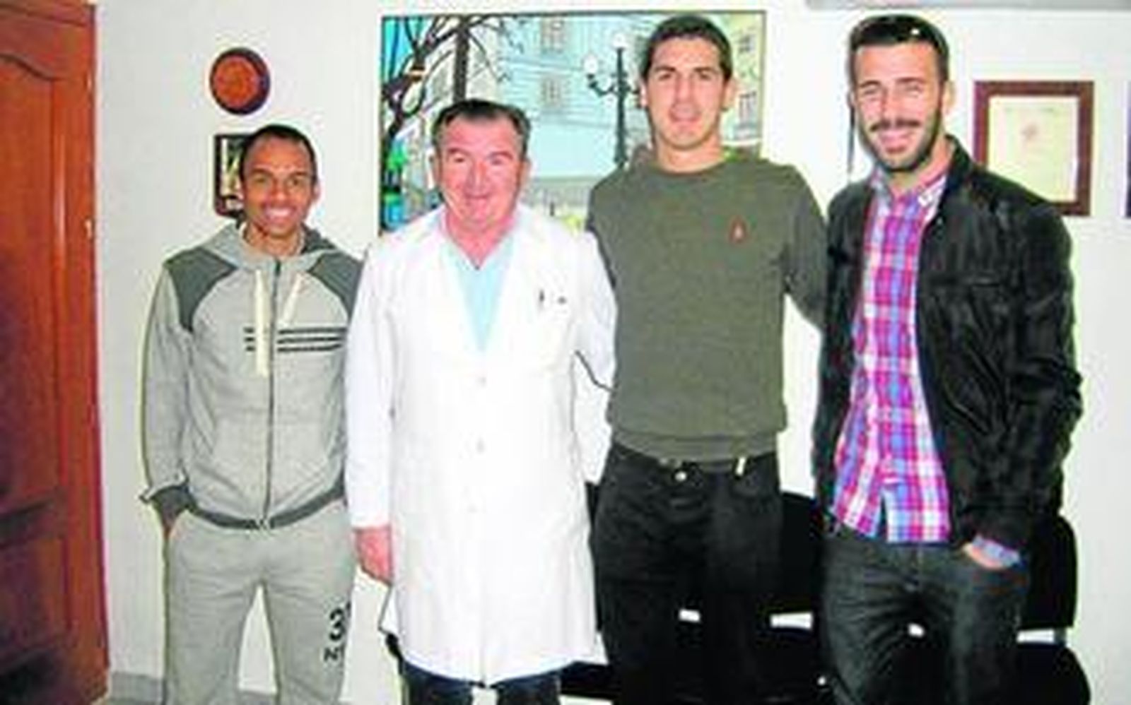 Pauliño (i), el doctor Martínez Villar, Garrido y Dioni, ayer tras el reconocimiento médico.