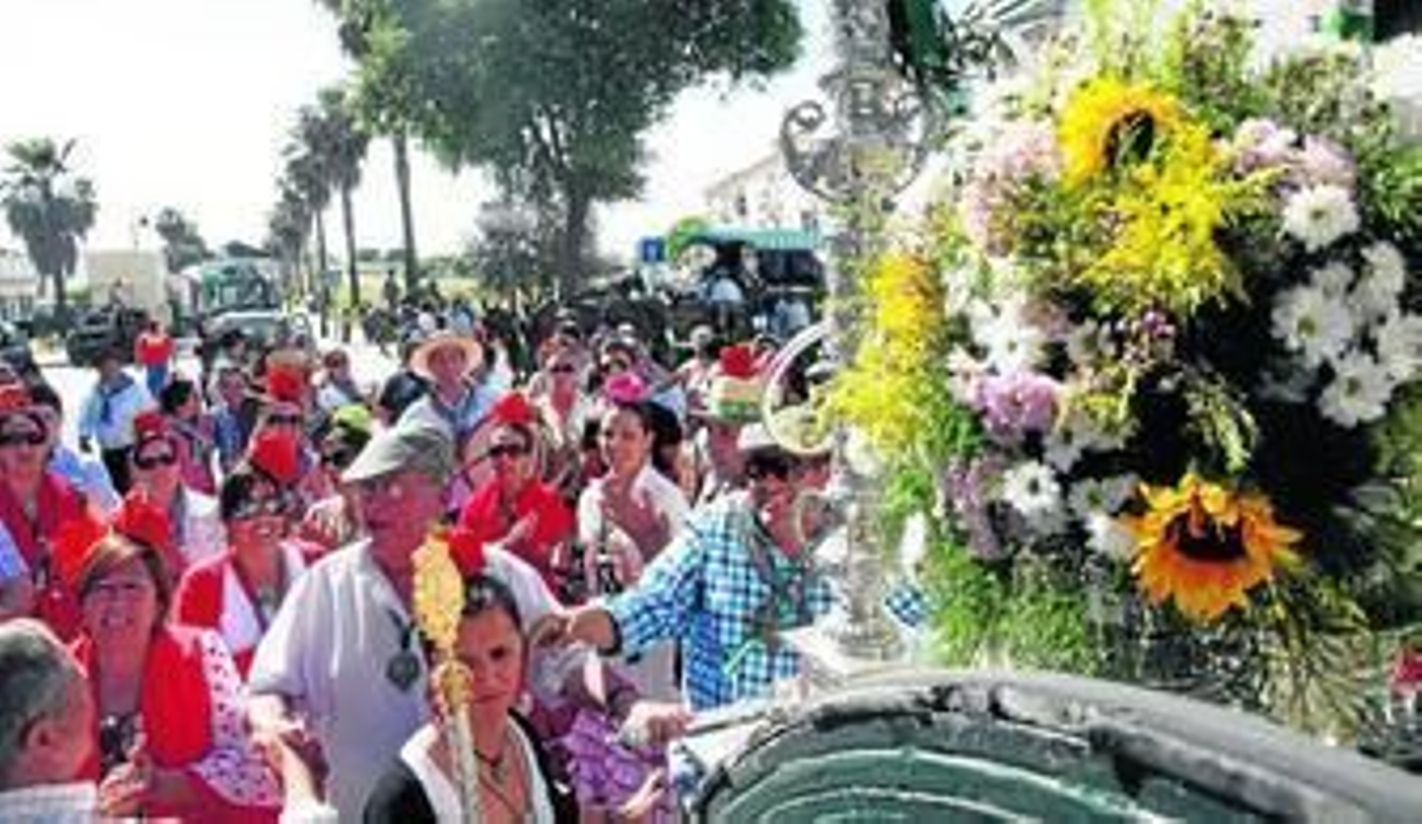 Decenas de peregrinos de la Hermandad del Rocío de Ayamonte iniciaron ayer el camino al encuentro con la Blanca Paloma.
