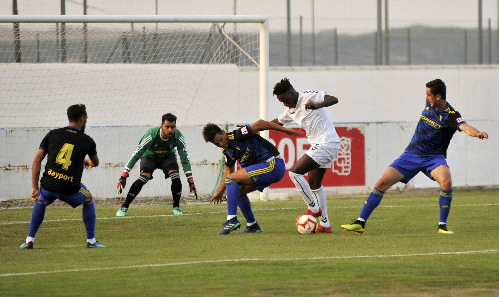 Marcos Mauro y Kecojevic intentan arrebatar ayer el balón a N'Diaye en presencia de Rober Correa y David Gil.