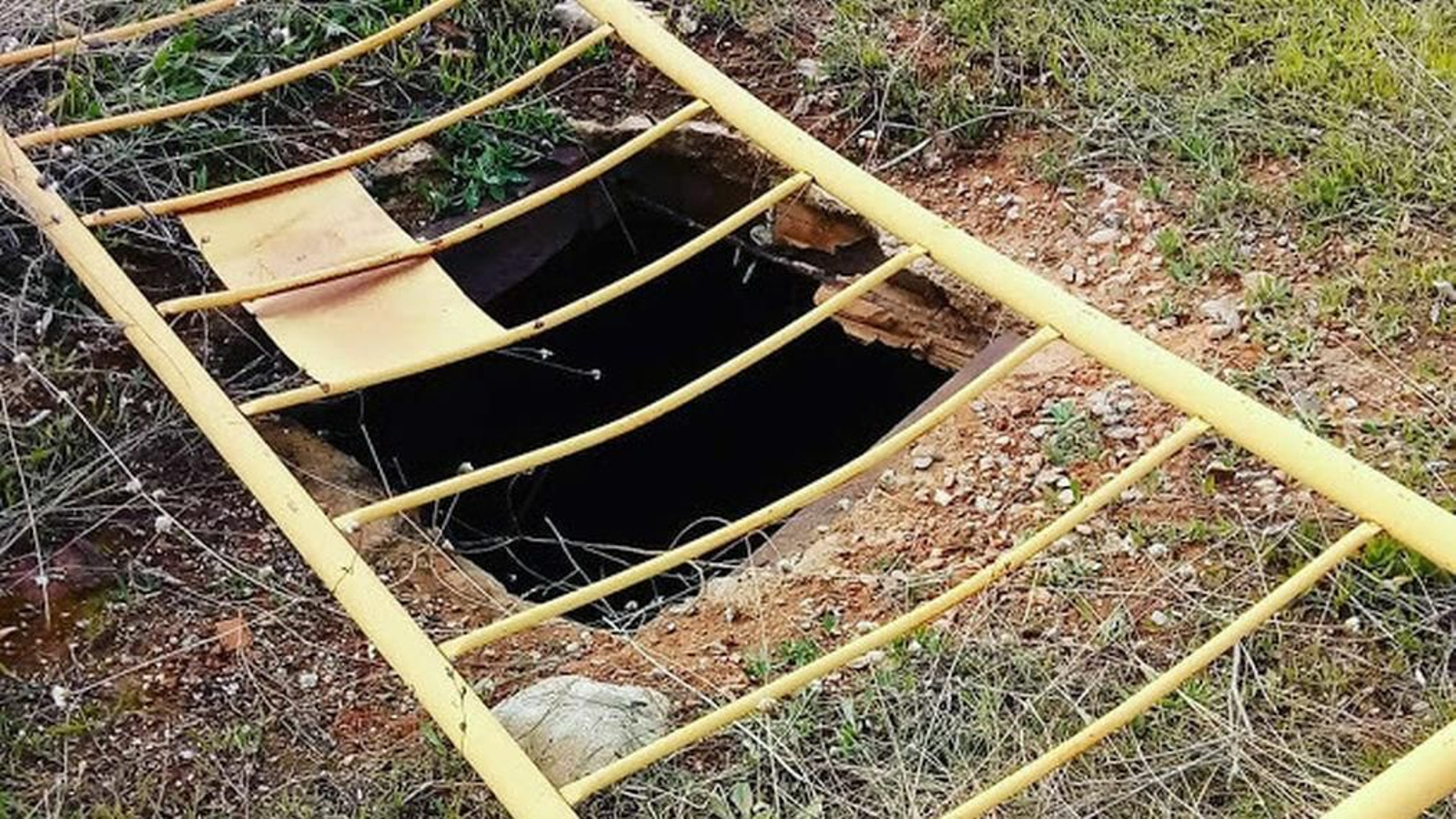 Un pozo ilegal en el camino del Lorador.