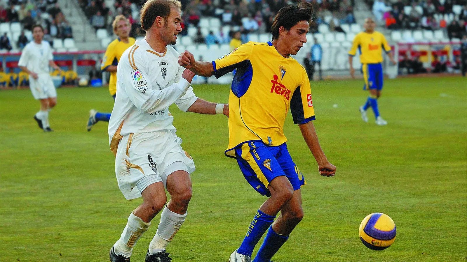Lucas Lobos protege el esférico en el antecedente de la 2007-08.
