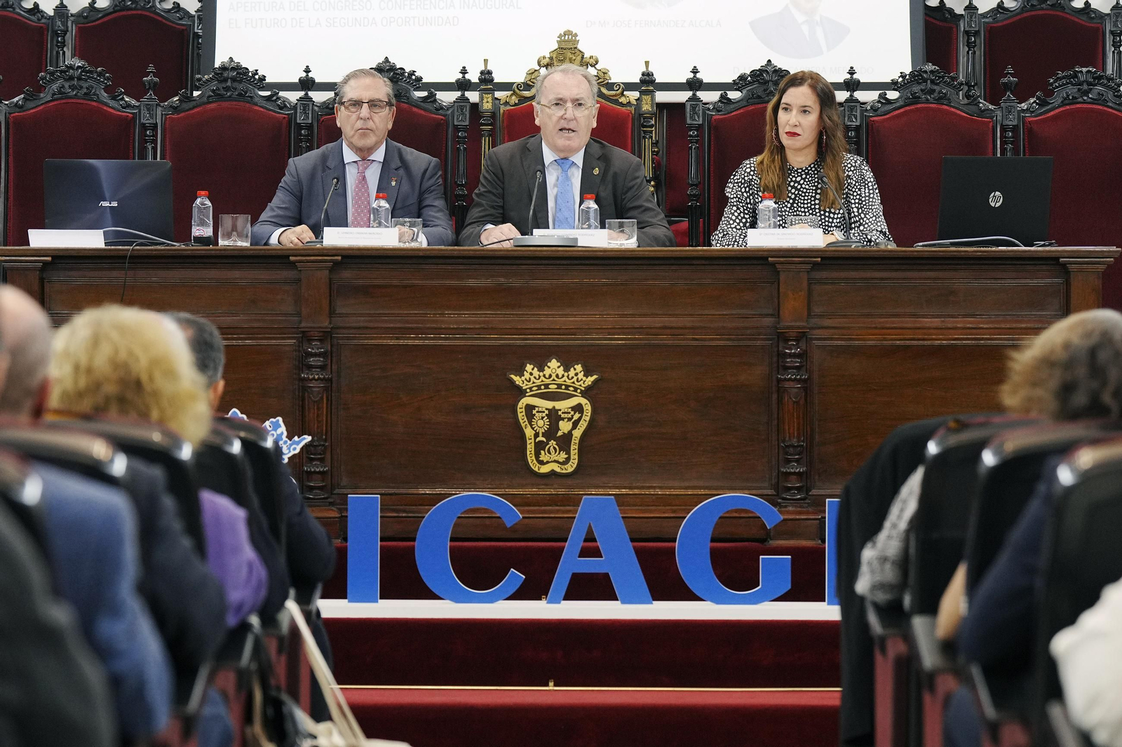 De izquierda a derecha: Leandro Cabrera, decano del Colegio; Federico Fernández, presidente del Consejo Andaluz de Colegios de Abogados; y Cristina de Santiago, coordinadora del congreso.