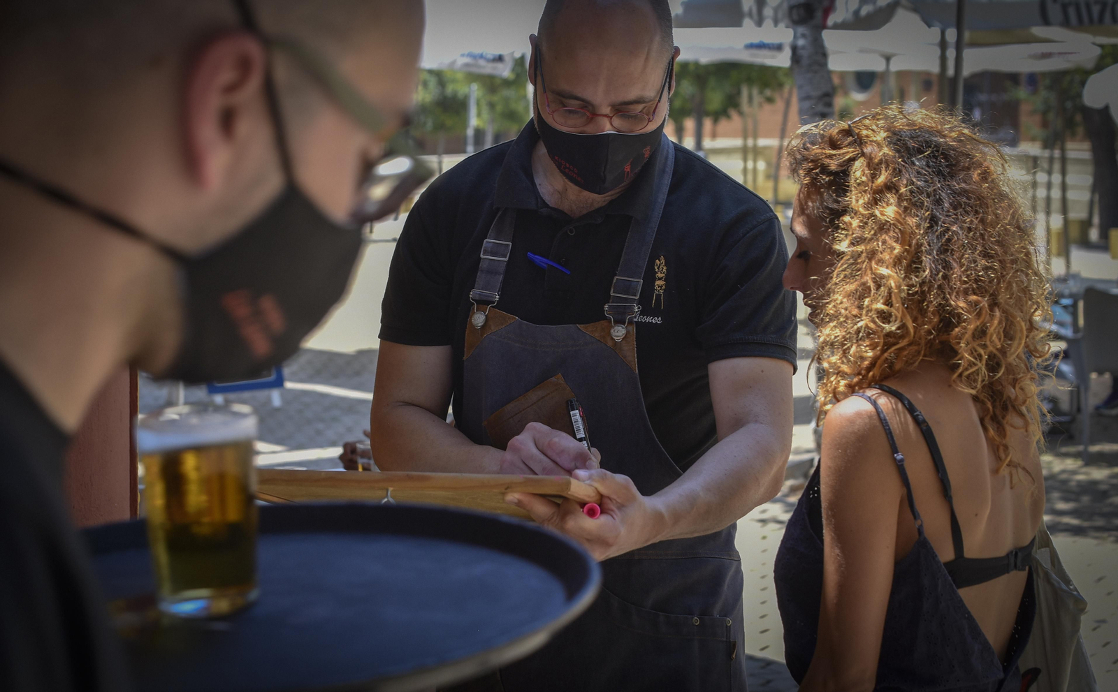 Desescalada en Sevilla: Reservas y esperas en los bares durante la fase 1