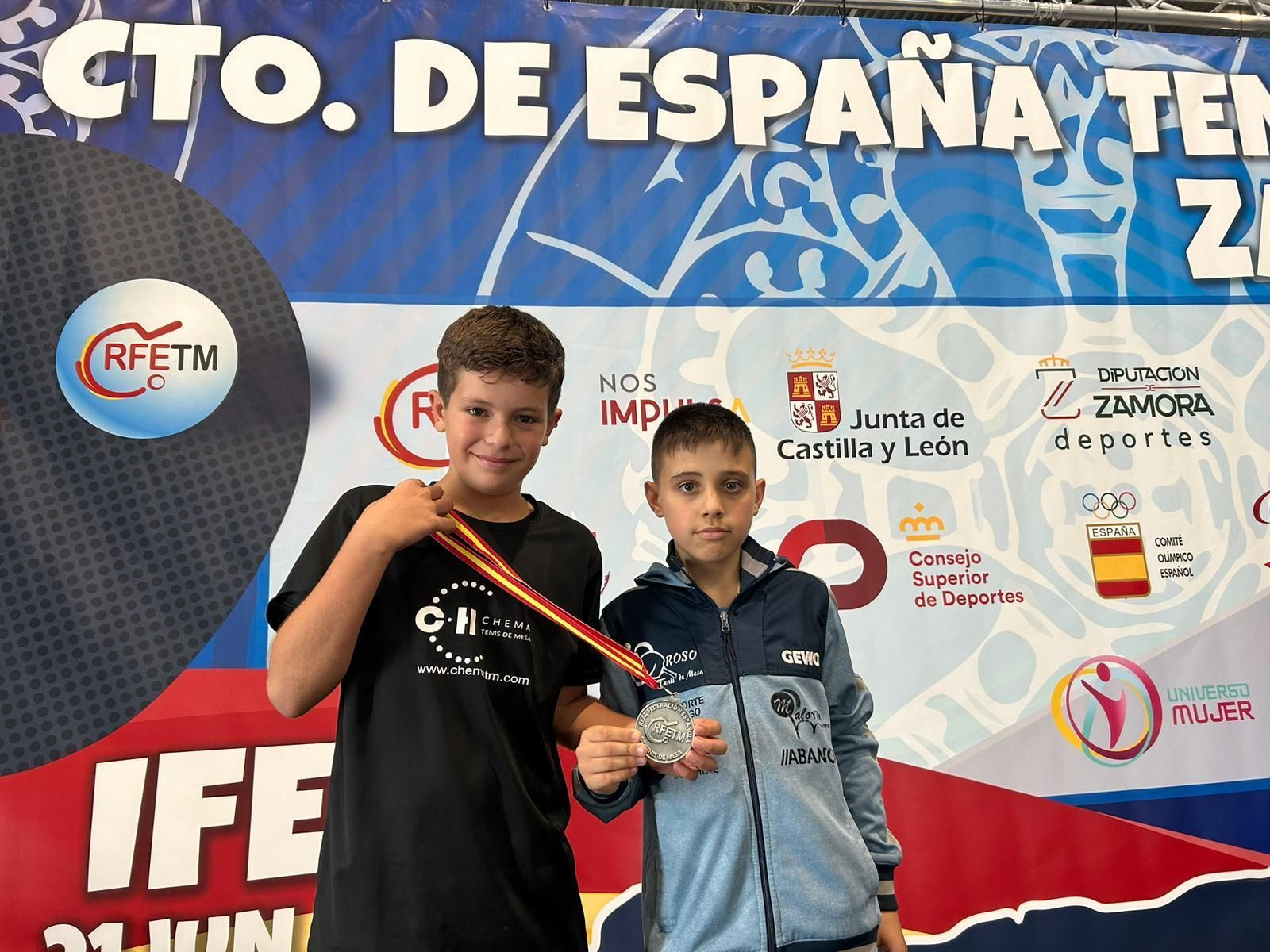 Javier Galán y Alexander Malov, con las platas en el dobles masculino alevín.