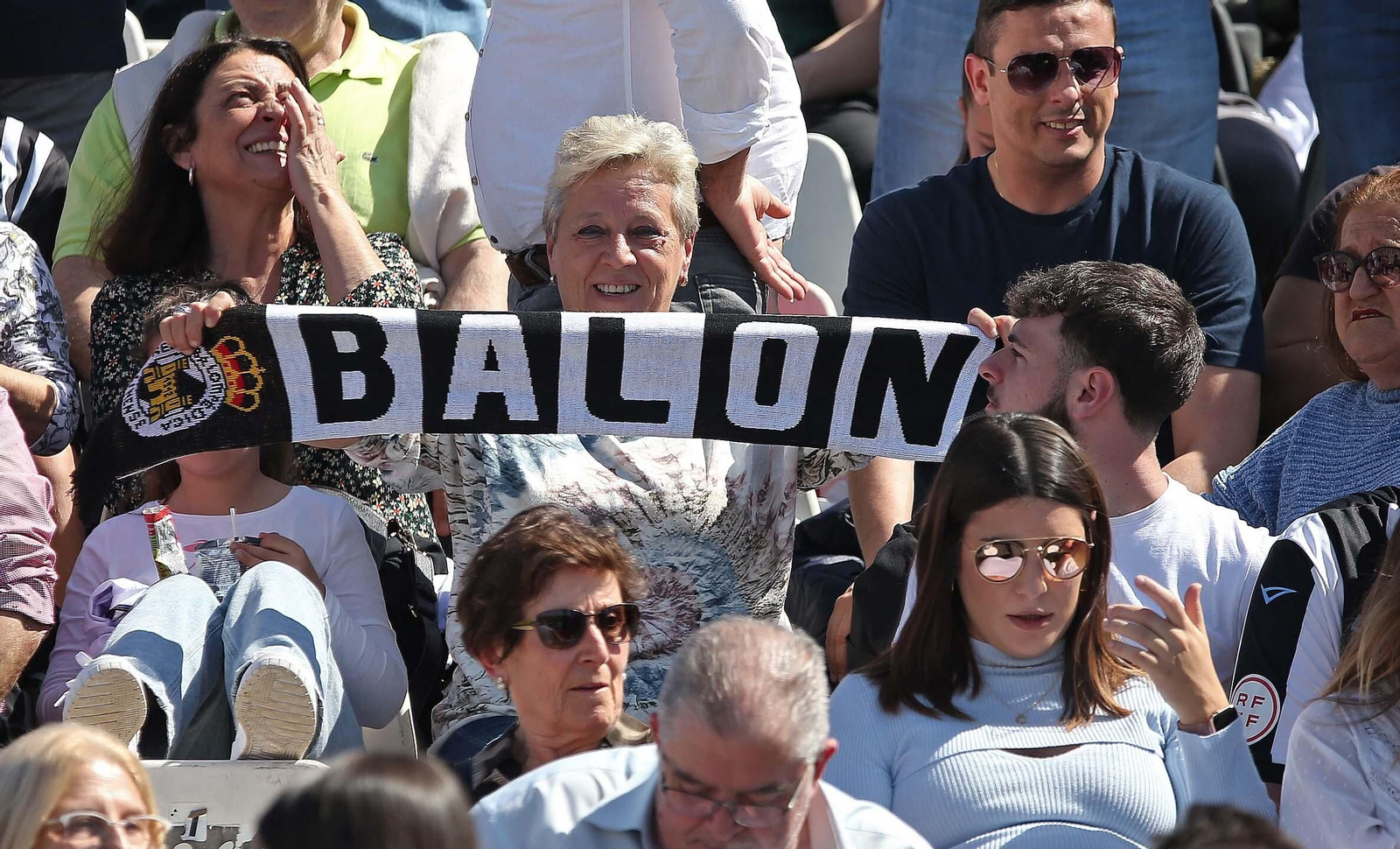 Fotos de la afición durante el Balona - Badajoz en el estadio municipal de La Línea