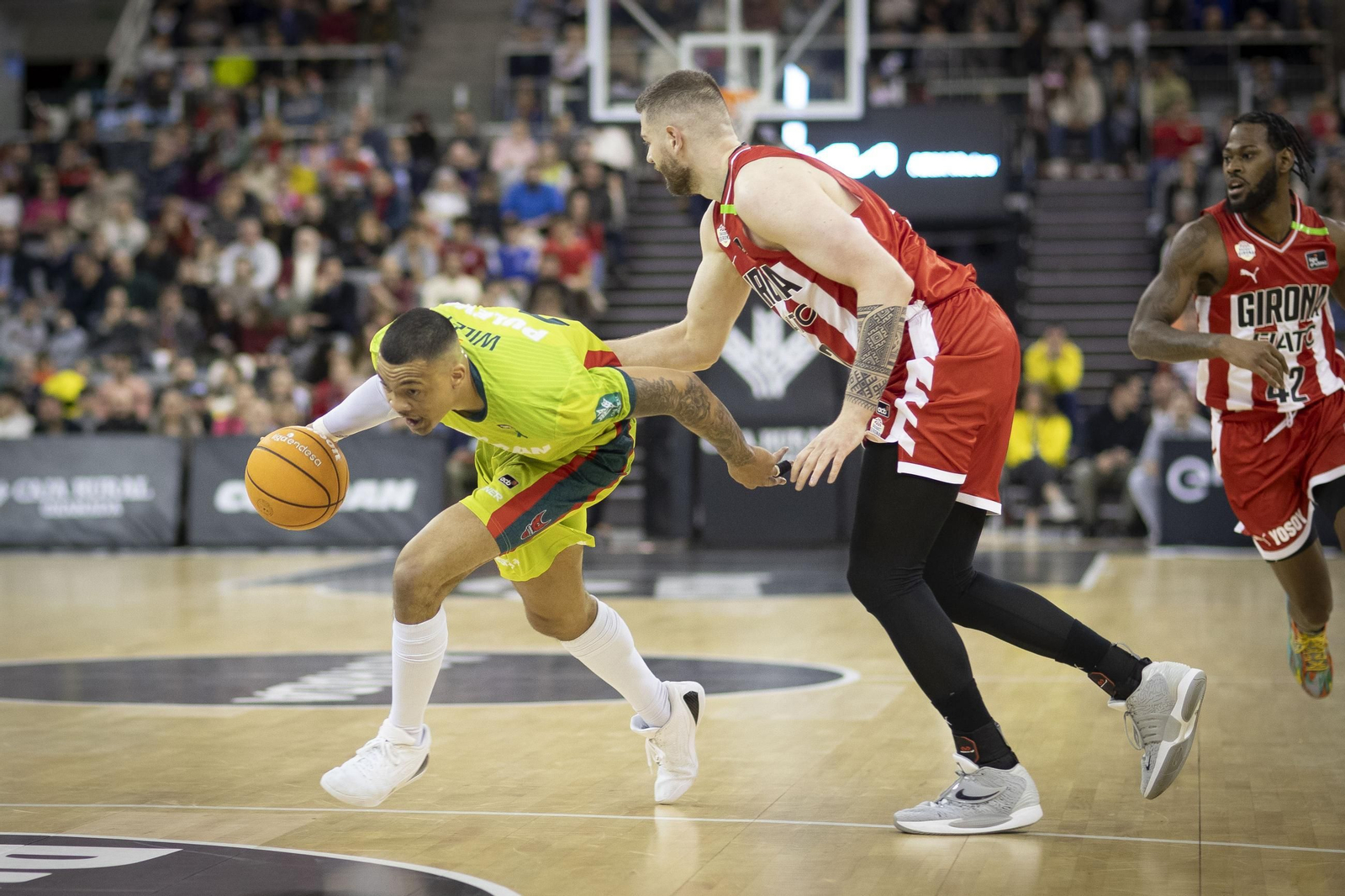 Wiley trata de superar a Geben.