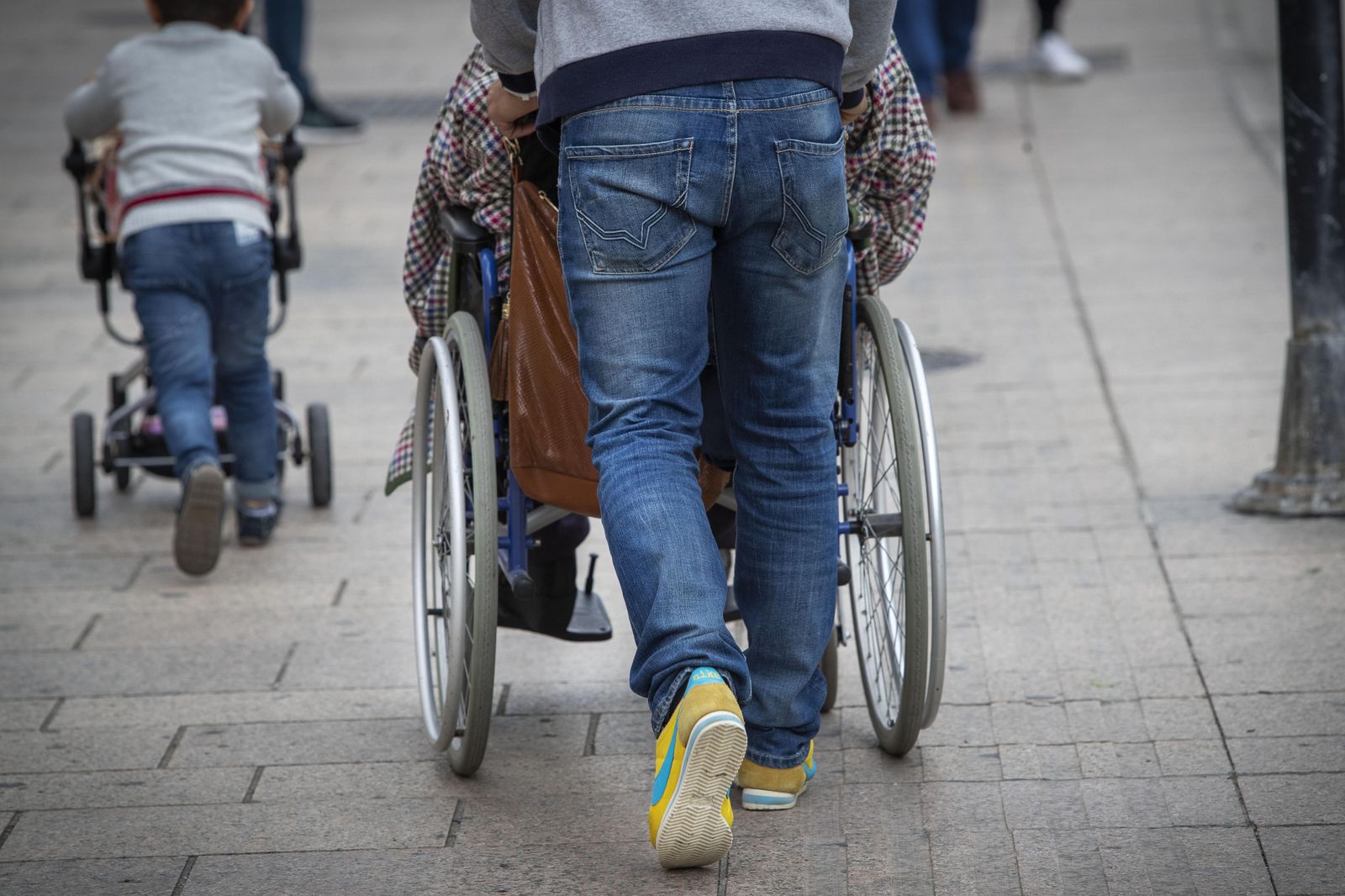 El deterioro físico puede conducir en algunos casos a la pérdida de la movilidad y la autonomía.