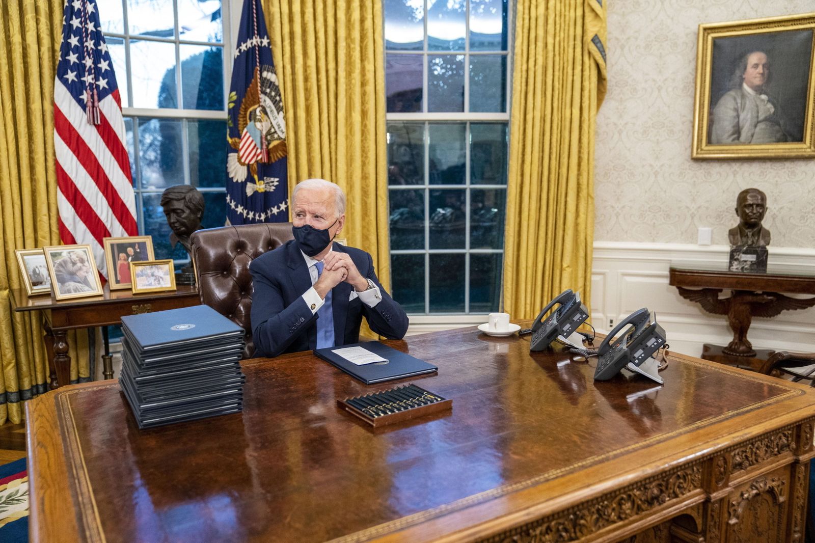 Joe Biden, en su primer día en el Despacho Oval.