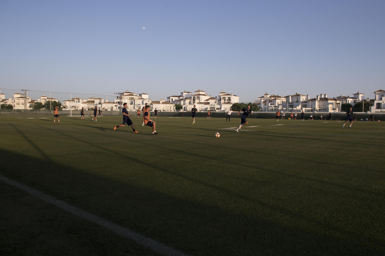 Los jugadores cadistas disputan un partidillo durante una sesión preparatoria en la concentración que llevan a cabo en La Manga del Mar Menor.