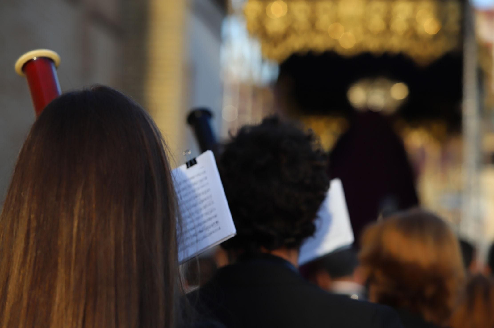 Imágenes de la procesión del Descendimiento por las  calles de Huelva