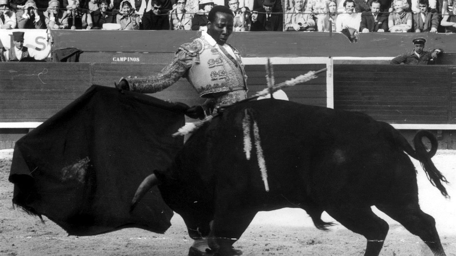Ricardo Chibanga, durante una corrida a comienzos de los años 70.