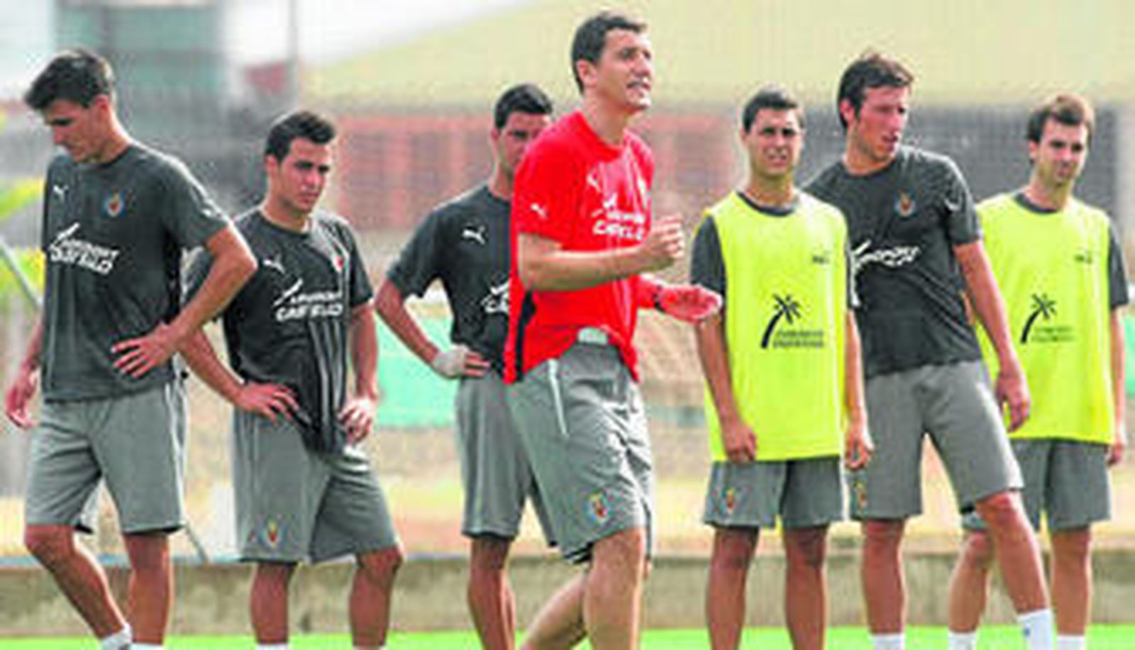 Javi Gracia gesticula delante de sus jugadores en un entrenamiento celebrado en la ciudad deportiva castellonense.