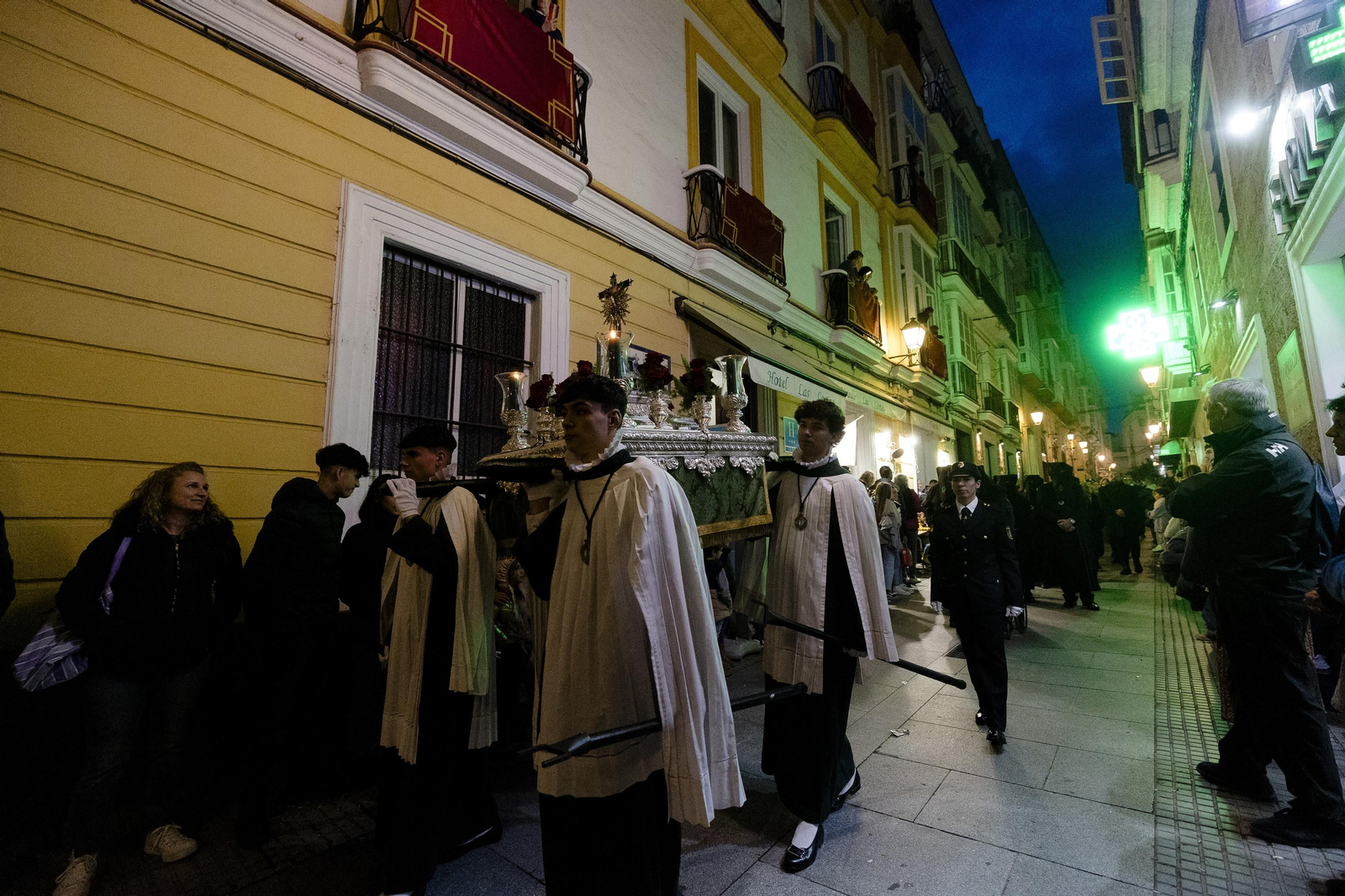 Las imágenes de la cofradía de Veracruz este Lunes Santo en la Semana Santa de Cádiz de 2024