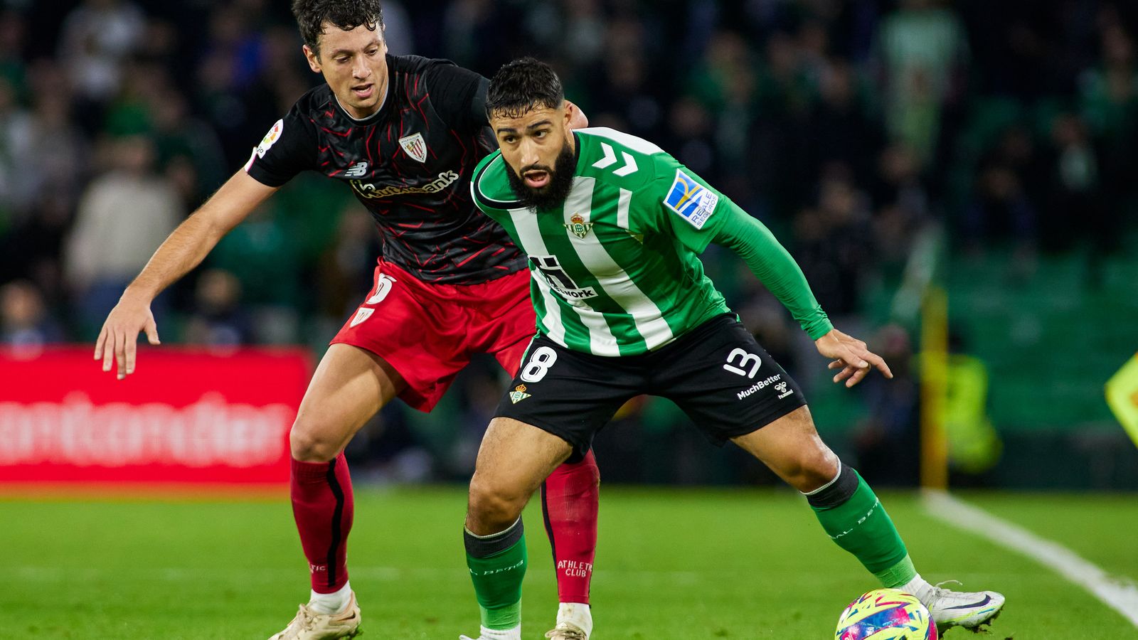 Fekir recibe la presión de Mikel Vesga durante el partido frente al Athletic de la temporada 2022/2023.