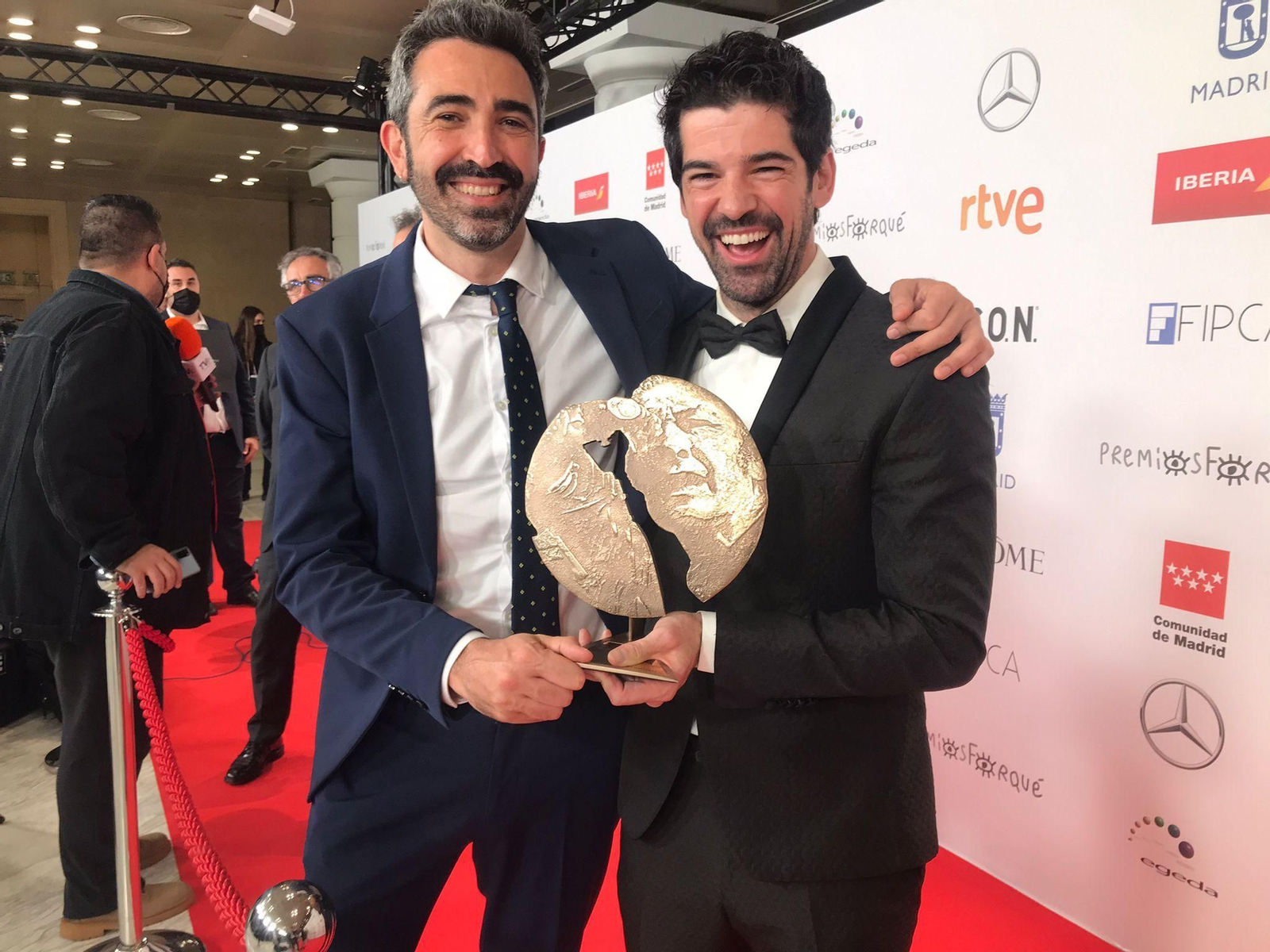 Jorge Laplace y  Miguel Muñoz, con el Premio Forqué a Mejor Documental.