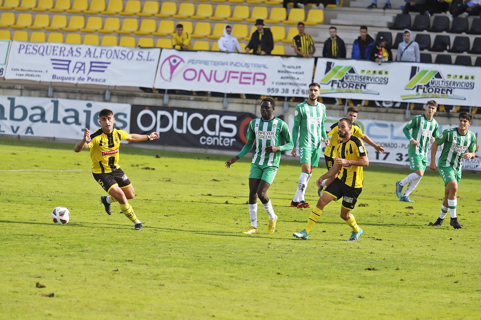 Imágenes destacadas del encuentro entre el San Roque de Lepe y Betis Deportivo