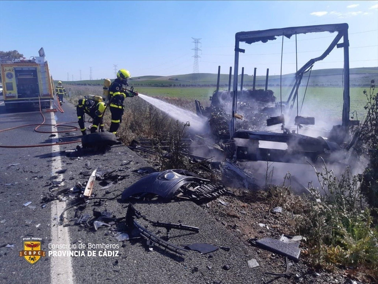 Bomberos sofocando el camión en llamas. Bomberos sofocando el camión en llamas.