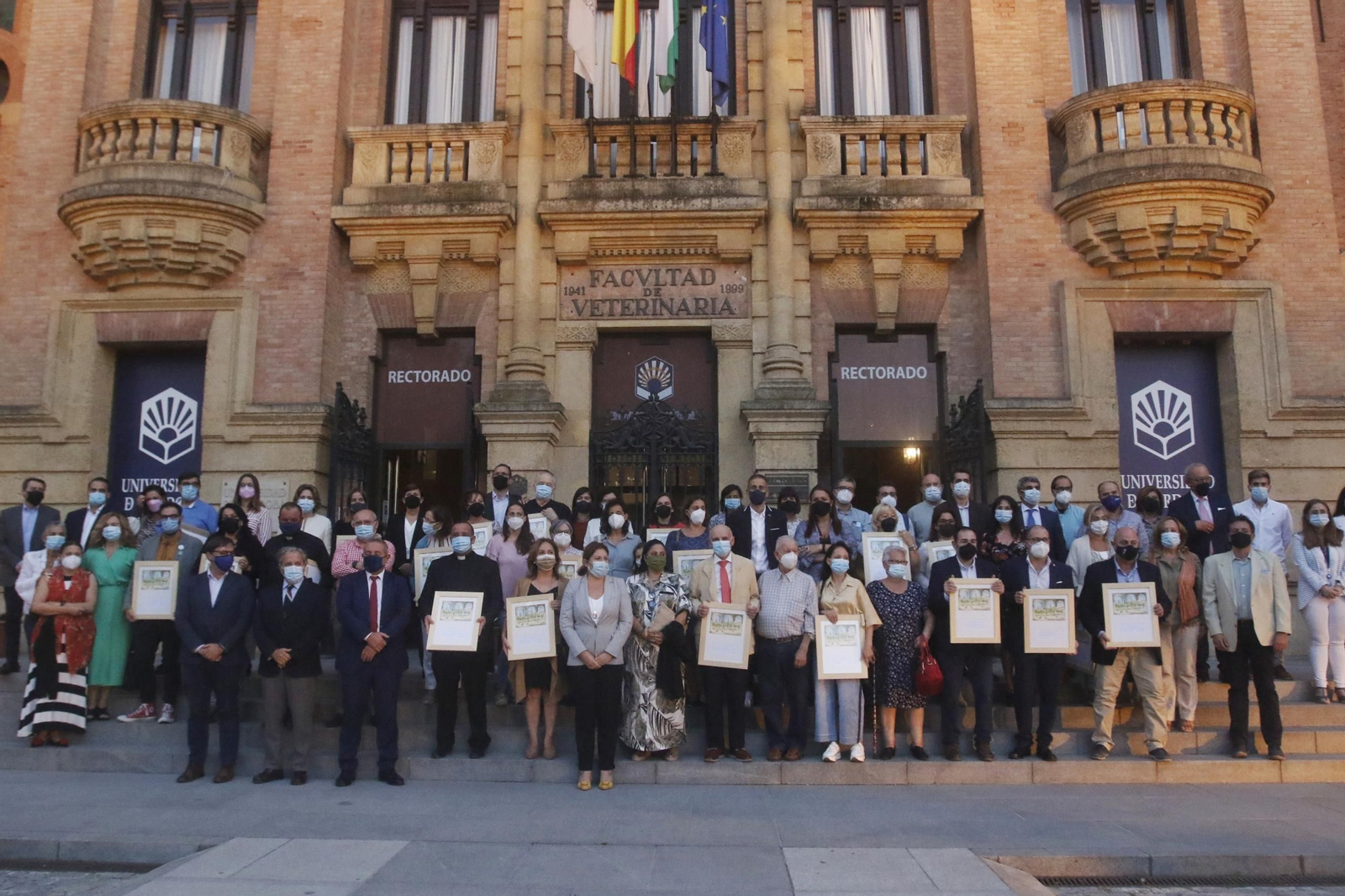 Foto de familia de los distinguidos por la Fundación Magtel.