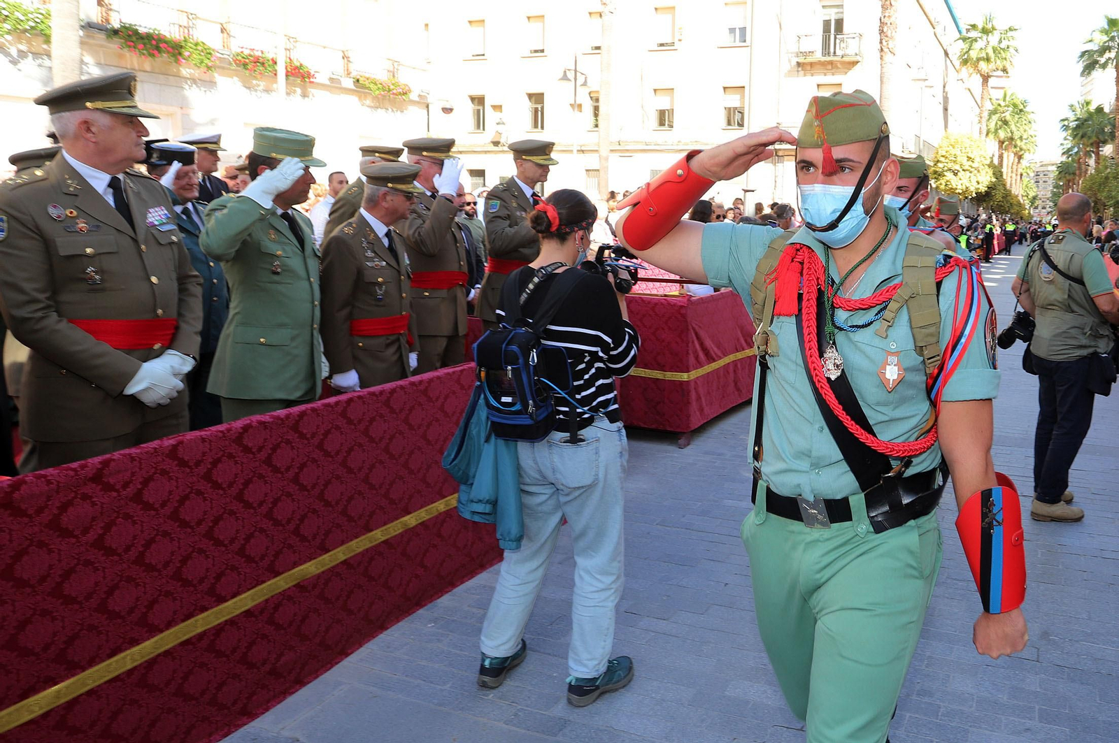 La Legión acompaña al Cristo de la Vera+Cruz en su procesión por Huelva, en imágenes