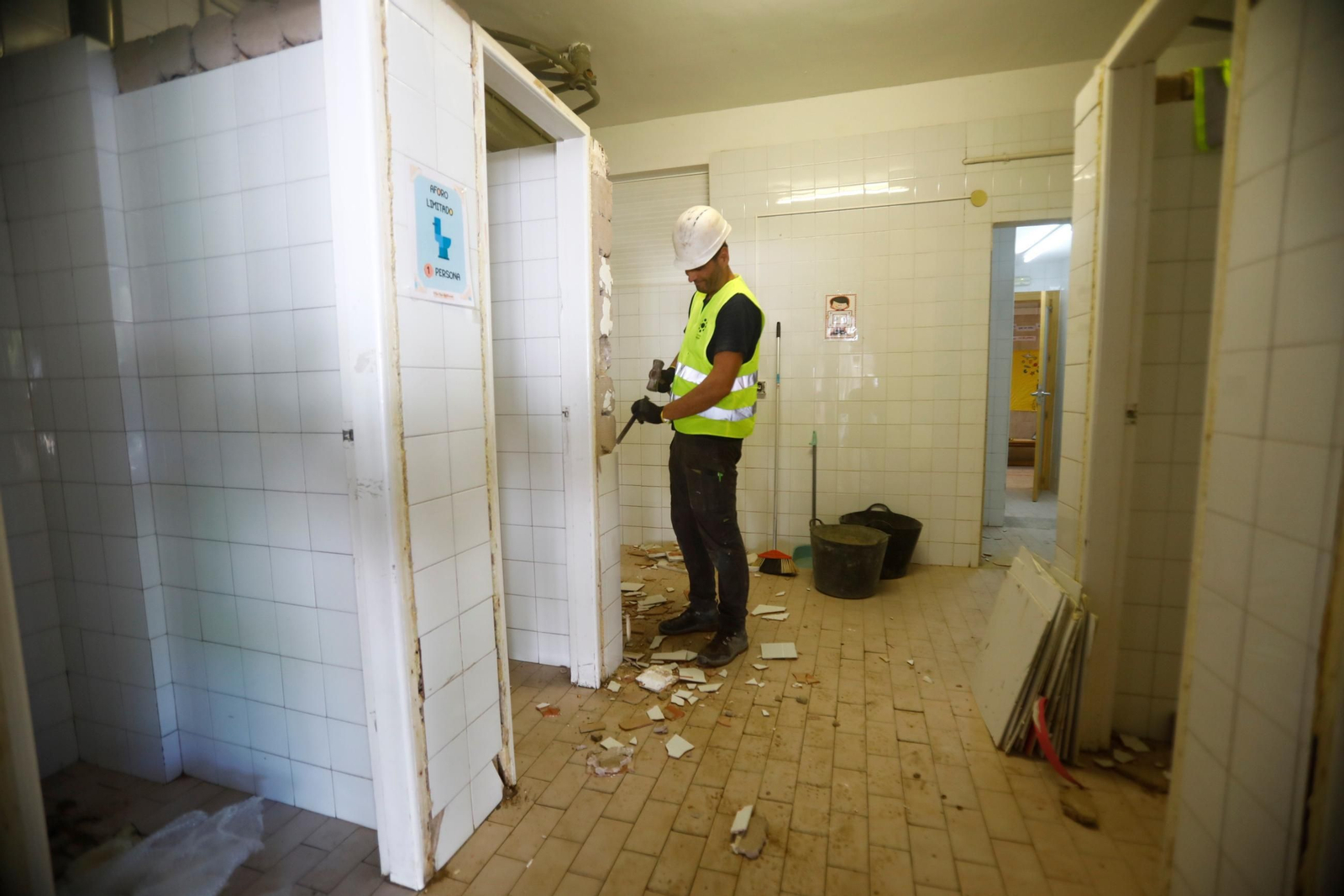 Un operario realiza trabajos en el colegio Pablo García Baena.