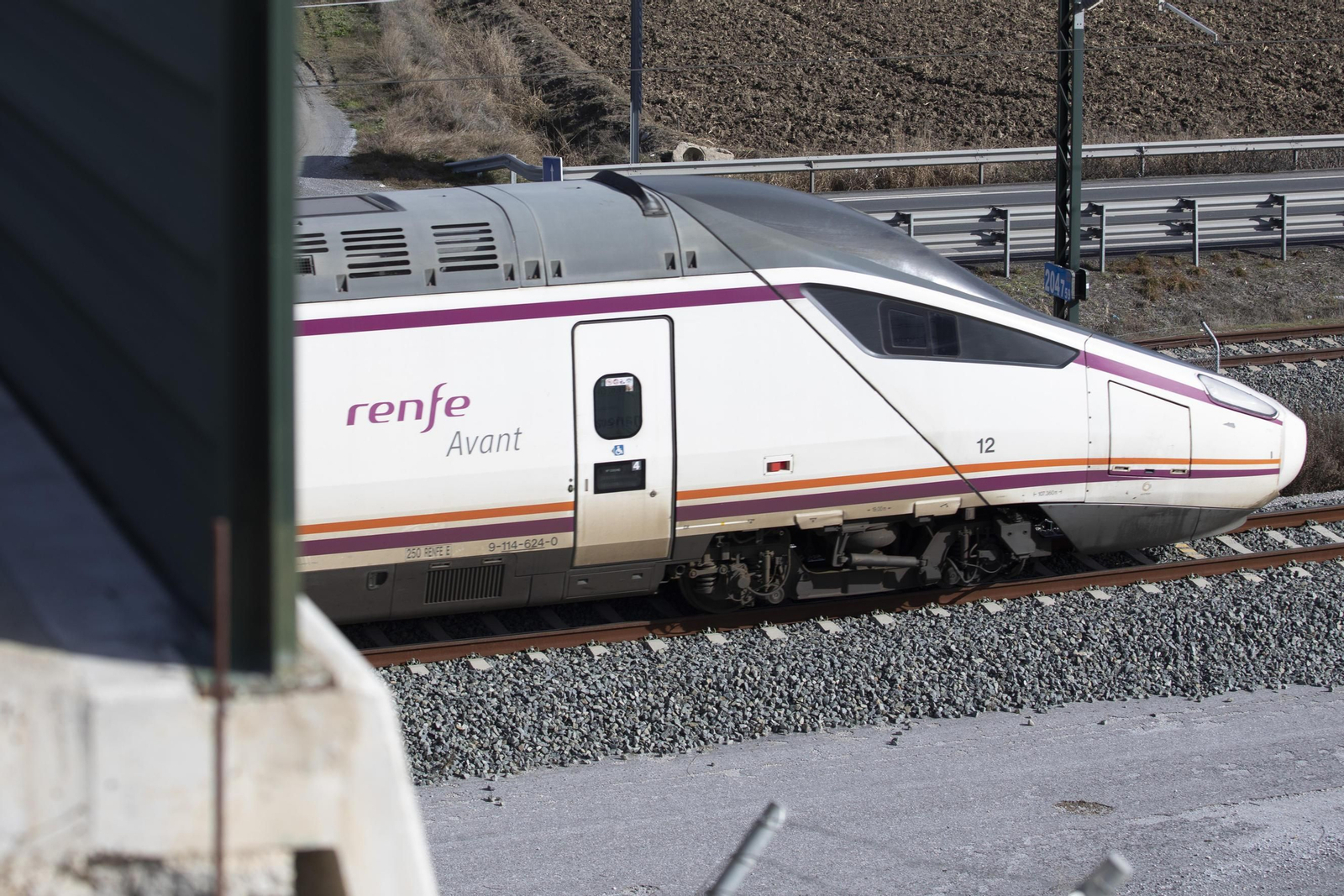 Un tren Avant Sevilla-Granada por la LAV Antequera-Granada en las inmediaciones de Atarfe