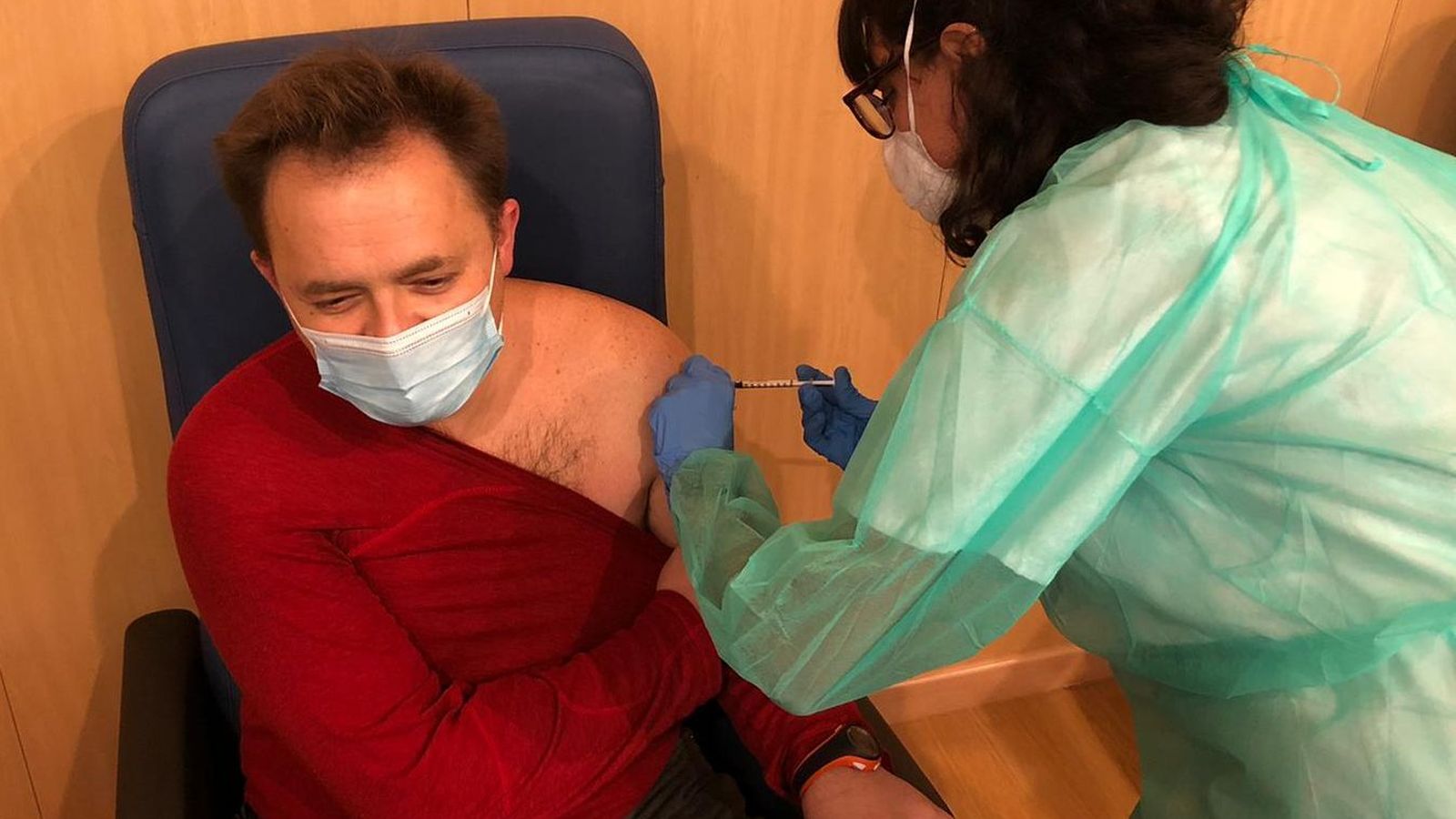 Primer profesional vacunado en Valme, el enfermero de Urgencias Ángel Francisco de los Reyes.