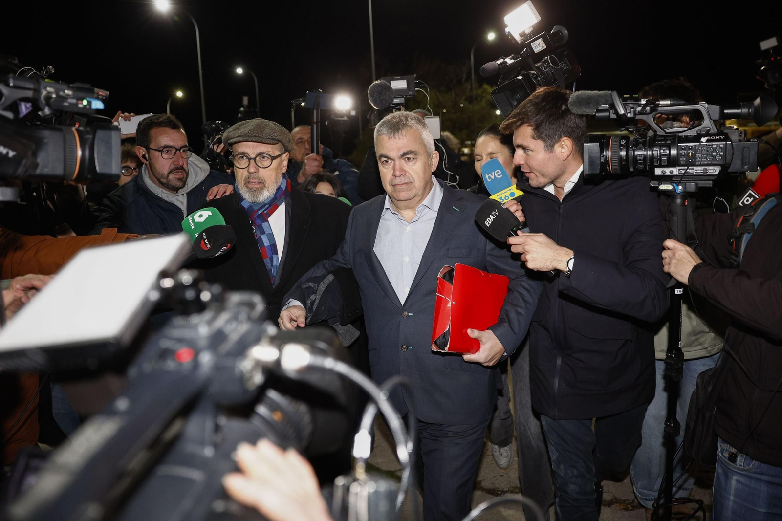 El ex secretario de Organización del PSOE Santos Cerdán sale de la cárcel de Soto del Real.