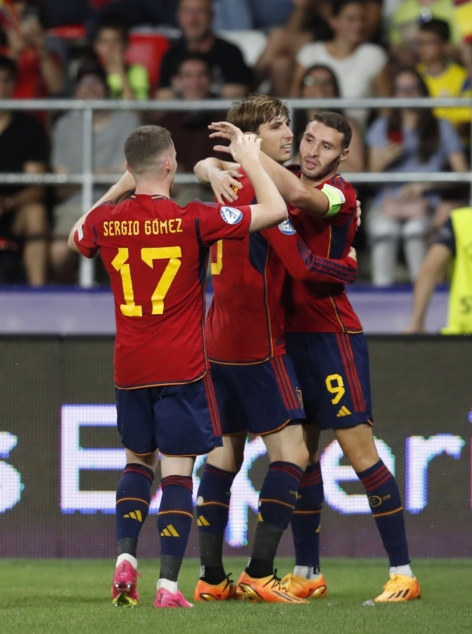Juan Miranda celebra uno de los goles con Abel Ruiz.
