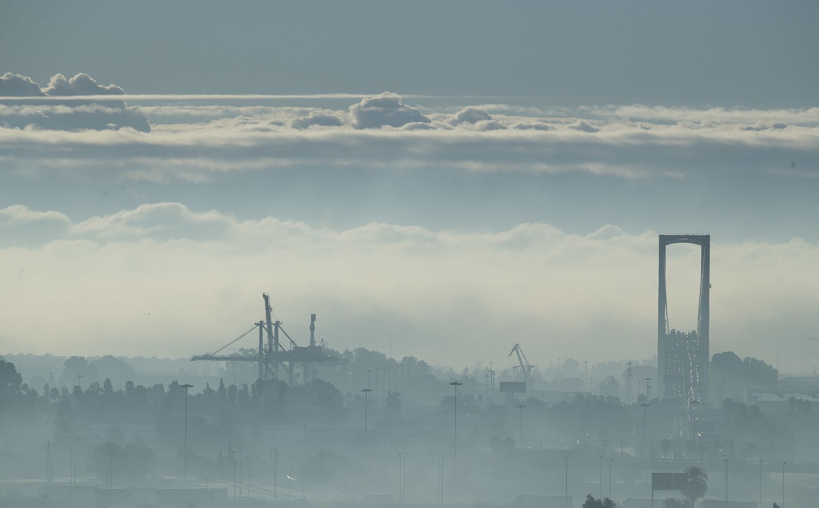 La niebla cubre Sevilla