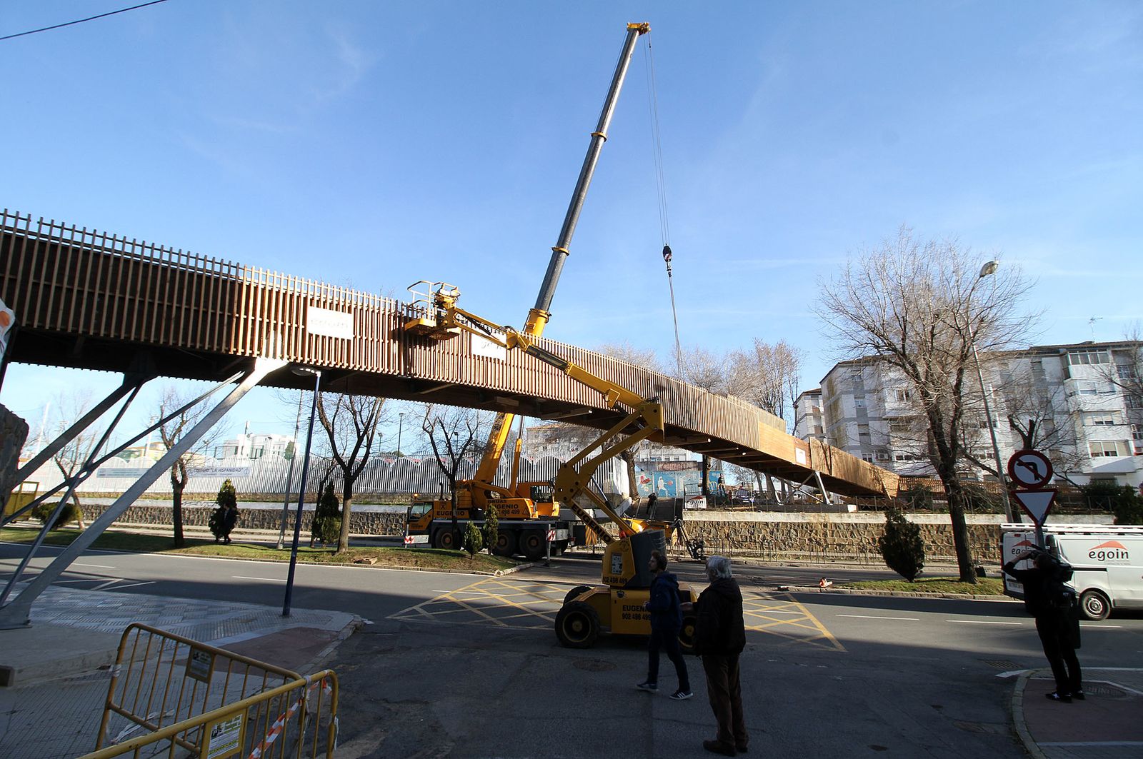 Instalación del tramo central de la pasarela de la avenida Santa Marta