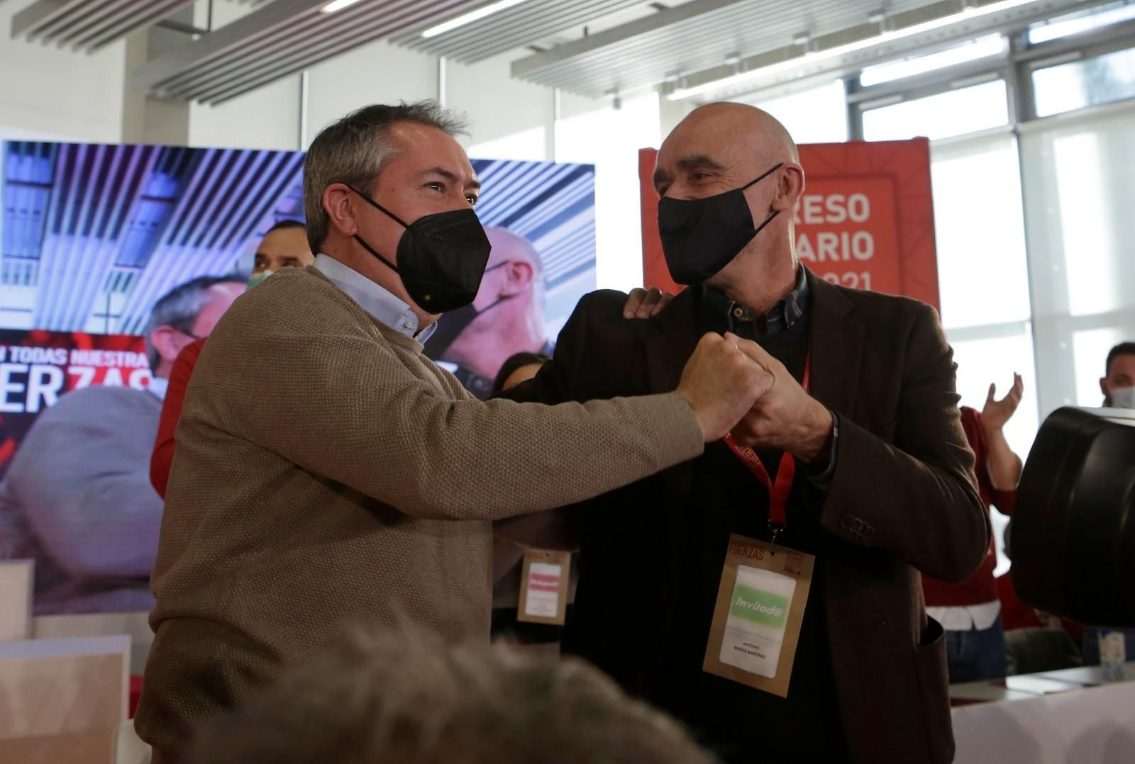 Espadas y Muñoz se abrazan en el congreso provincial del PSOE celebrado en Fibes.