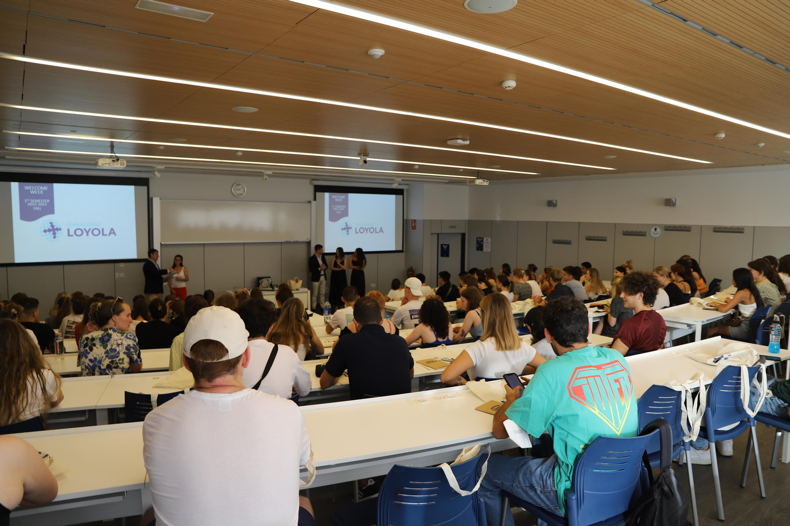 Los estudiantes son recibidos en la Universidad Loyola.