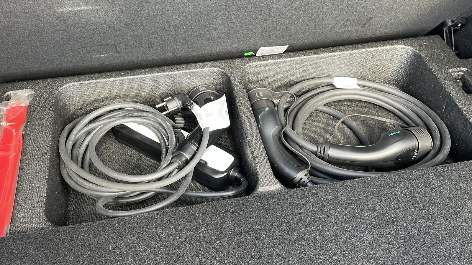 Para los cables hay un espacio específico en la zona bajo el suelo más próxima a los respaldos traseros.