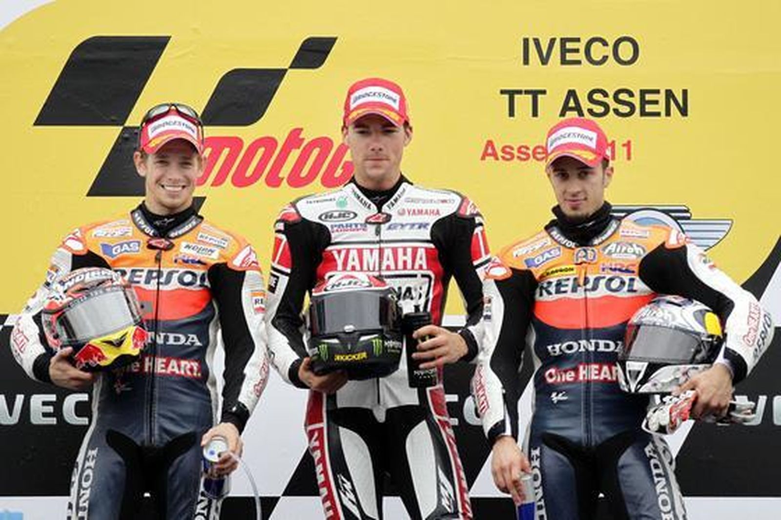 El podio del Gran Premio de Holanda de Moto GP, con Ben Spies (en el centro) primero, Casey Stoner (izquierda) segundo y Andrea Doviozioso tercero.  Foto: AFP Photo
