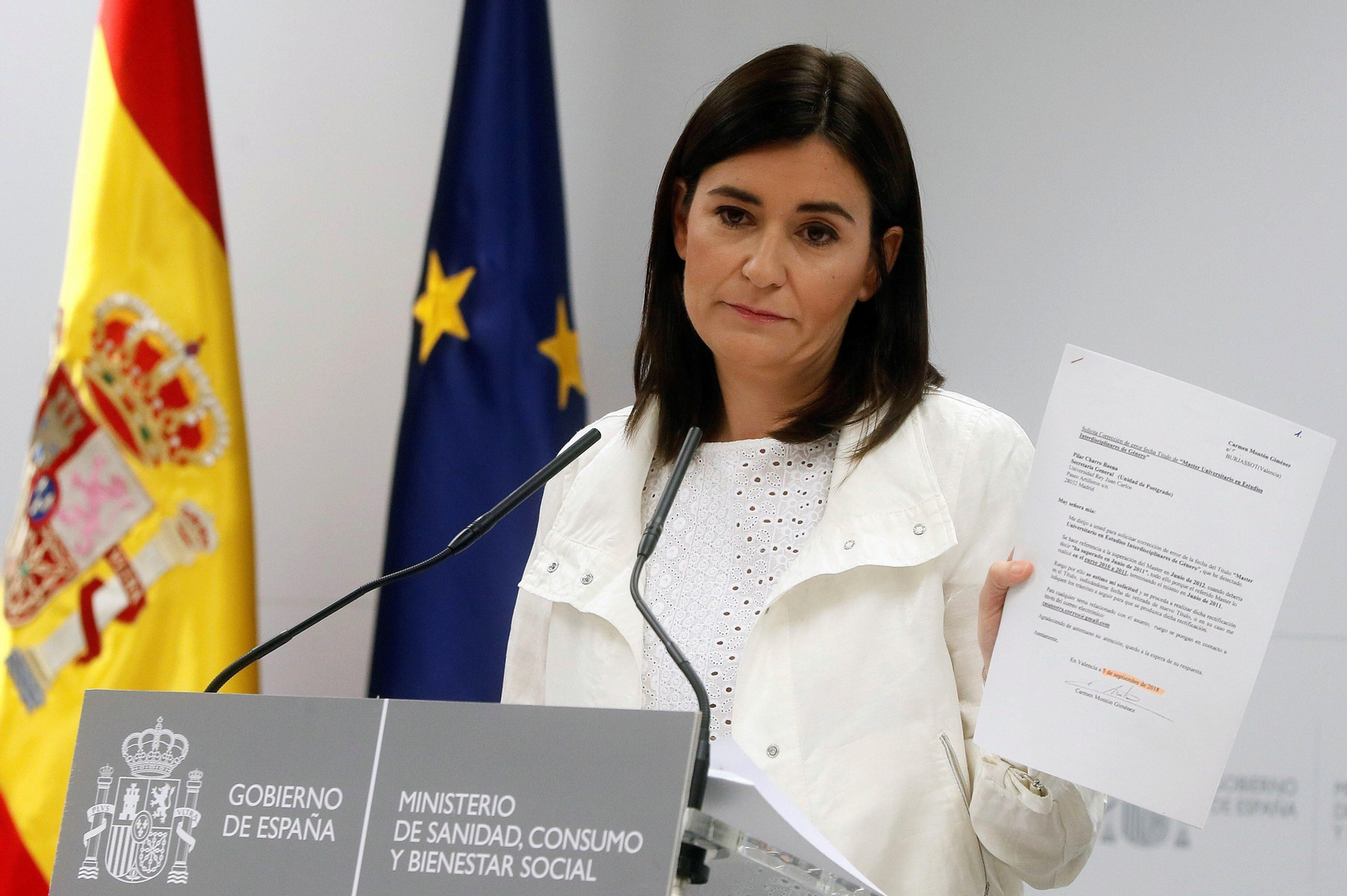 La ministra Carmen Montón enseña un documento en la rueda de prensa en la que ha dado explicaciones sobre su máster. La ministra Carmen Montón enseña un documento en la rueda de prensa en la que ha dado explicaciones sobre su máster.
