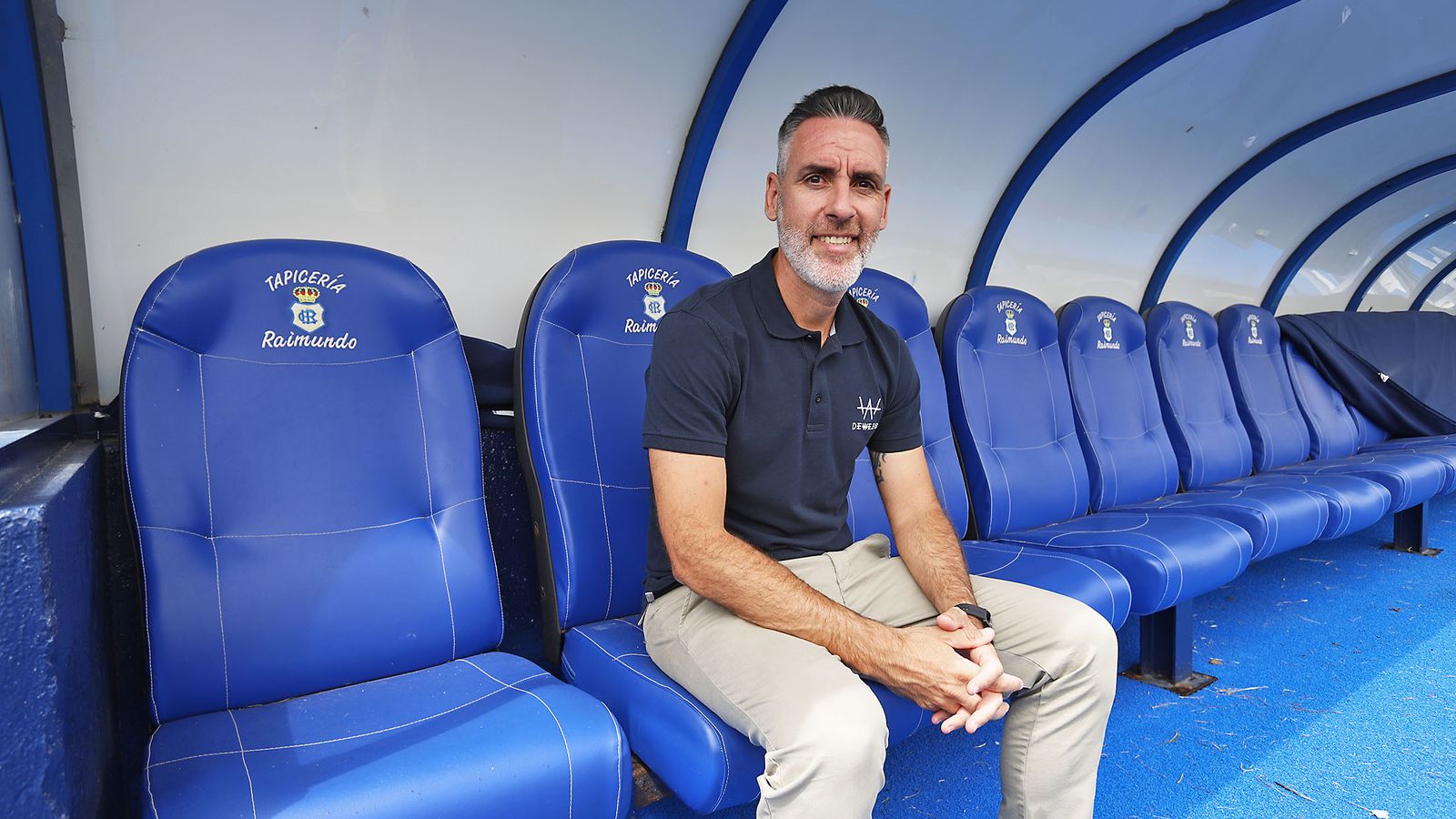 El entrenador del Decano posa en el banquillo del Nuevo Colombino.