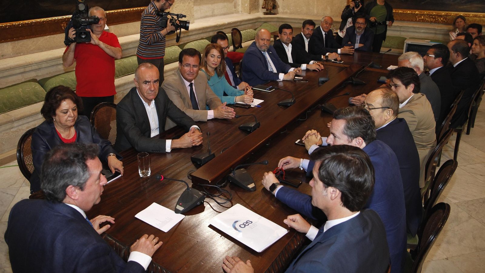 El alcalde Juan Espadas junto al resto de autoridades en la reunión en el Ayuntamiento.
