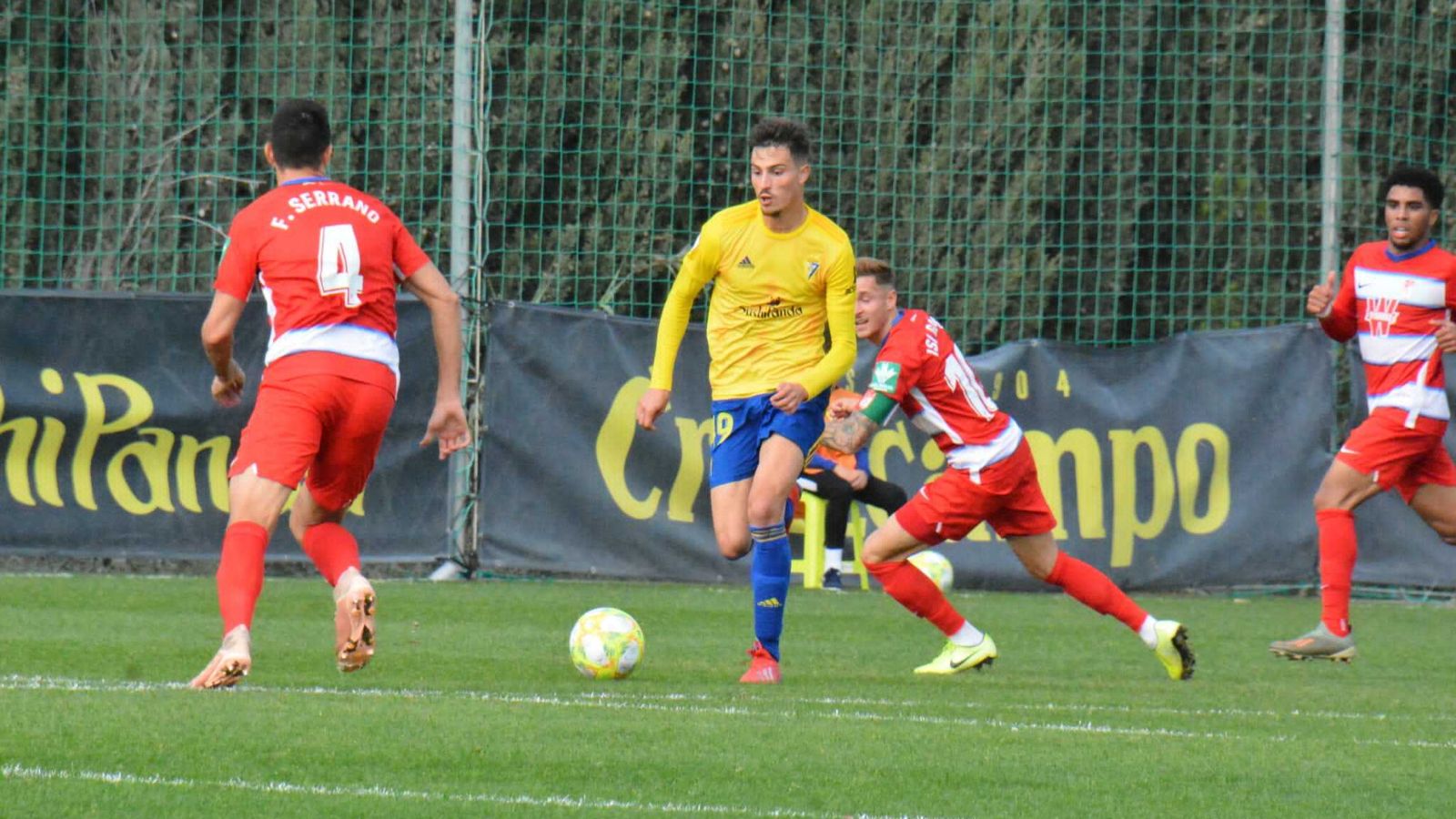 Fran Serrano trata de cortar una acción de ataque del Cádiz B.