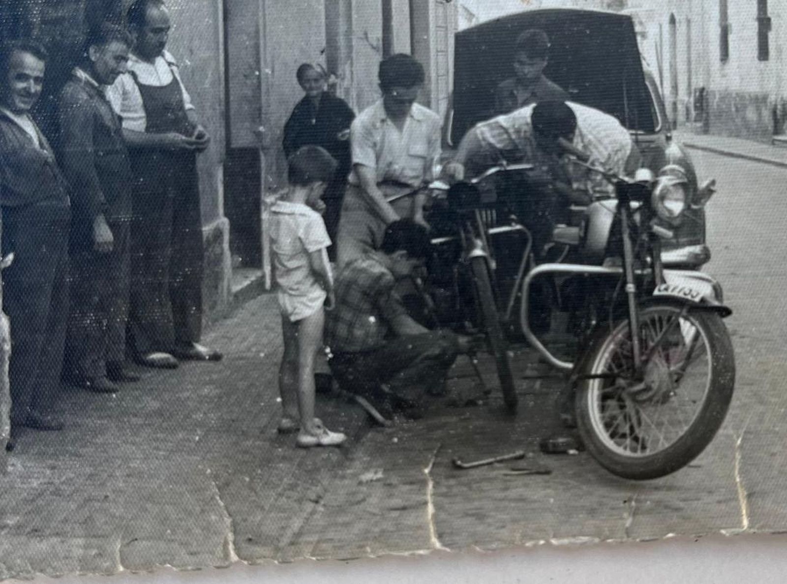 En la foto, la fachada del taller en la calle Hércules con Rafael y Manuel López, Antonio el tornero y Antonio López Medina.