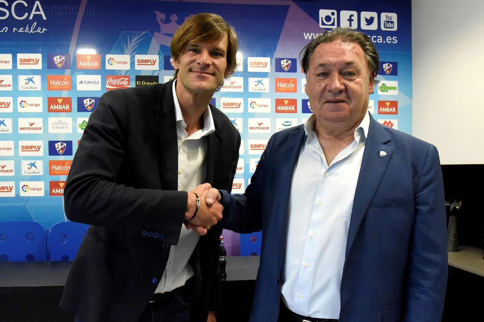 Leo Franco, con el presidente del Huesca, Agustín Lasaosa.