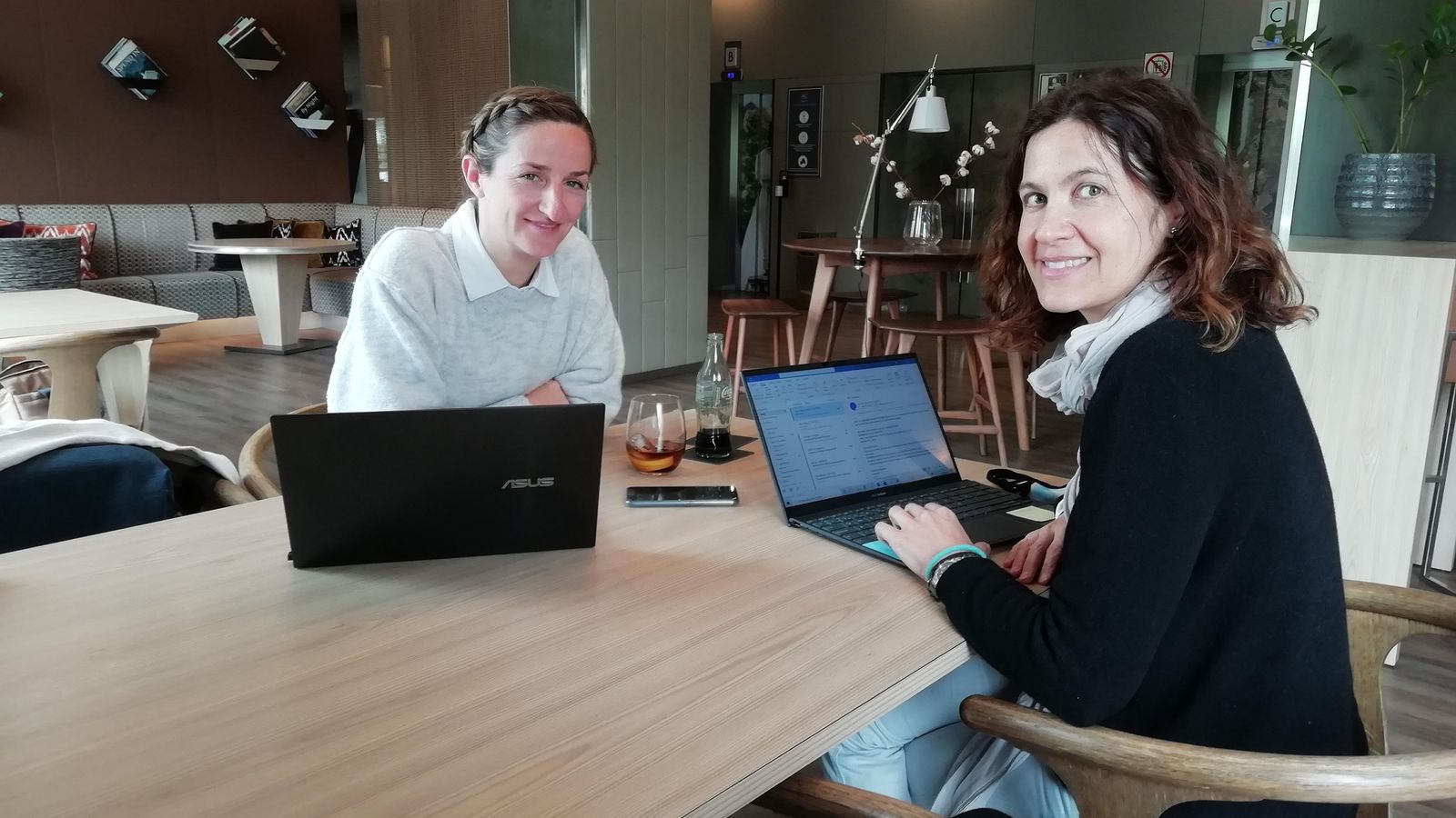 Illa y Mónica, en un salón del hotel AC Málaga Palacio.