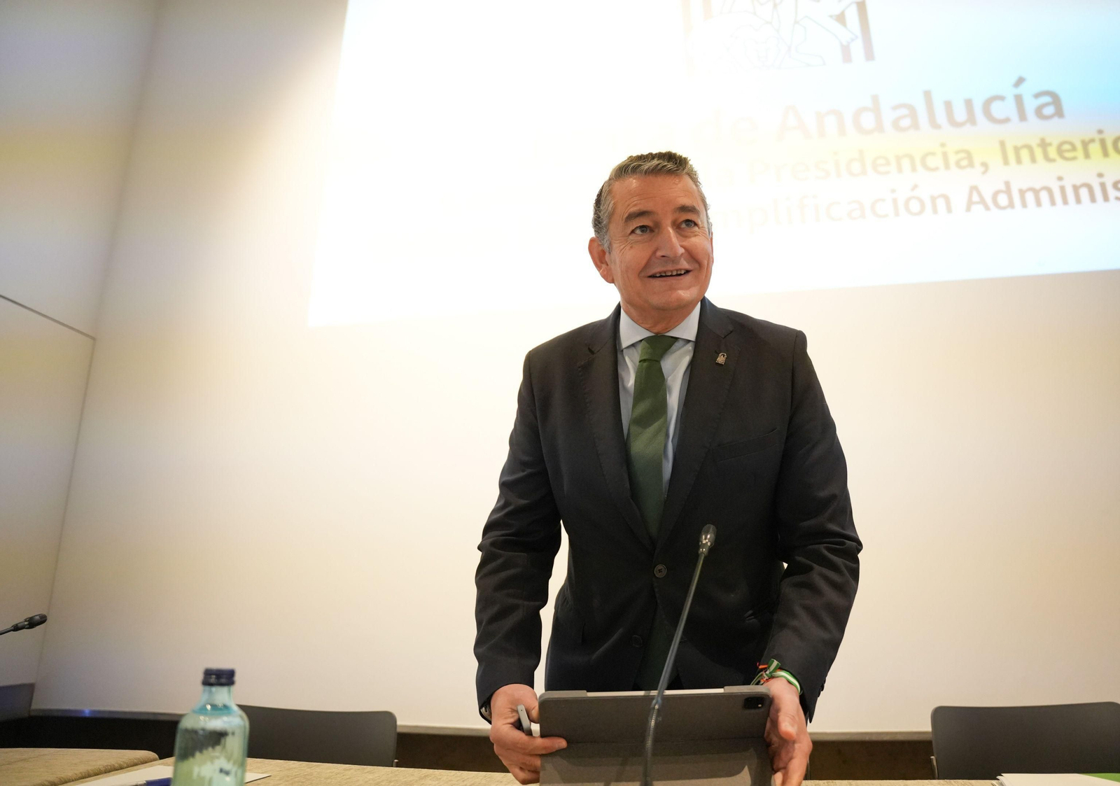 El consejero de la Presidencia, Antonio Sanz, antes de informar sobre la campaña del Plan Infoca este martes..