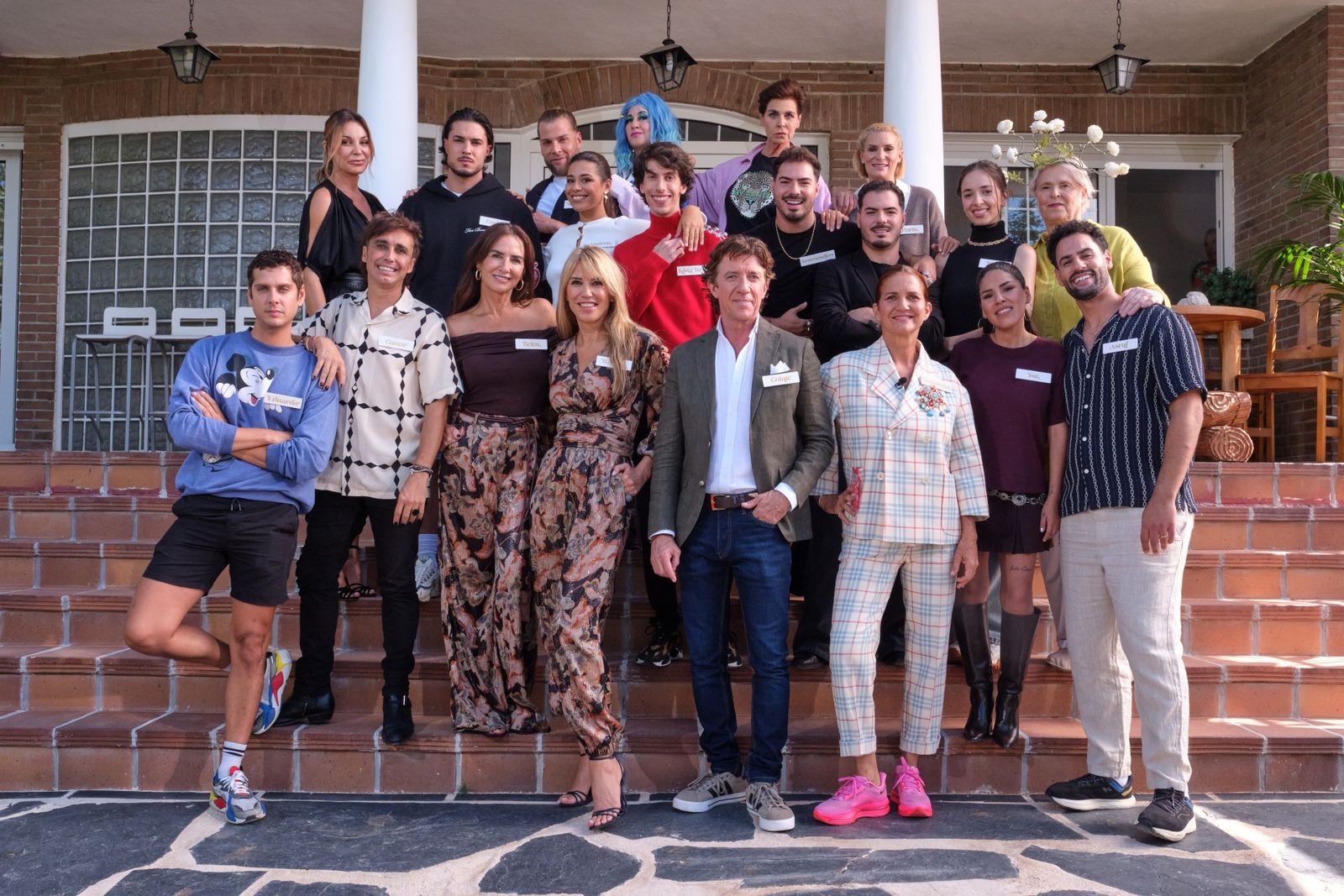 Foto de familia de los rostros conocidos que participarán en ‘DecoMasters’, el nuevo ‘talent’ de La 1.