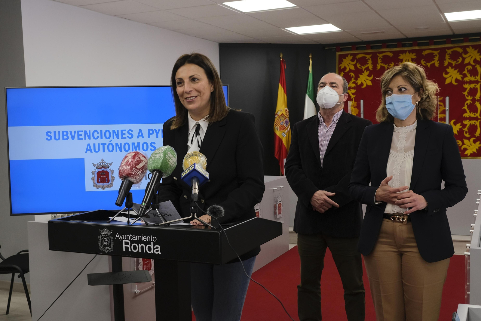 La alcaldesa de Ronda durante la presentación del programa de ayudas.