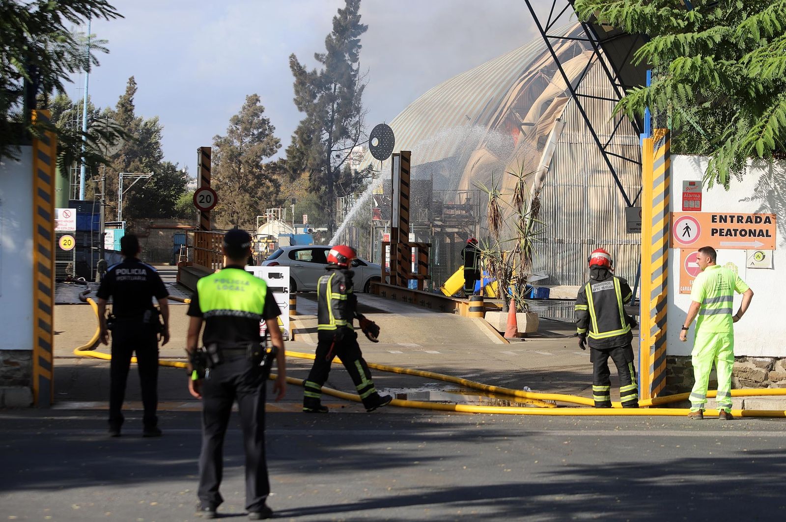 Imágenes del incendio en las instalaciones de Hierros España